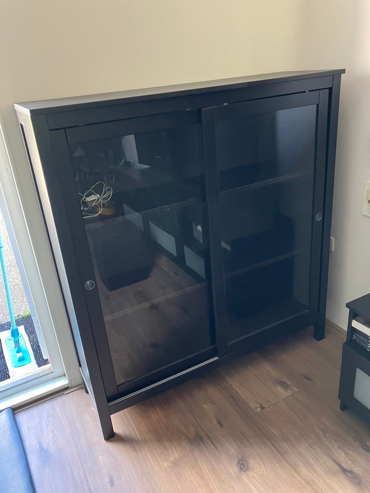 IKEA Hemnes vitrinekast zwartbruin, Ophalen, Met deur(en), 100 tot 150 cm, Zo goed als nieuw