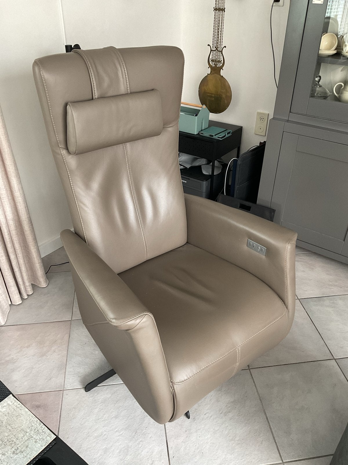 Luxe beige leren relaxfauteuil met sta op functie, Ophalen of Verzenden, Zo goed als nieuw, 50 tot 75 cm, Leer