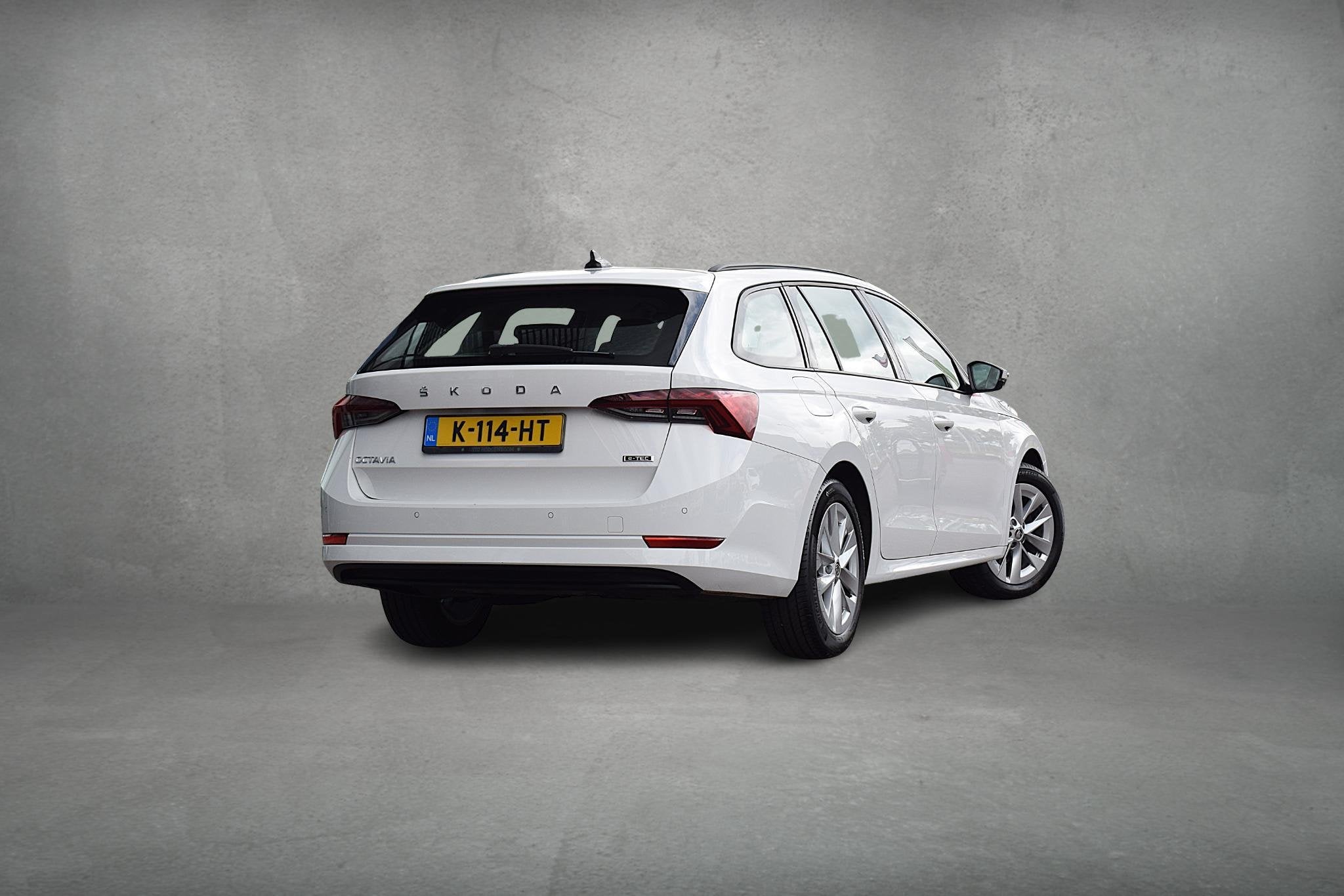 Skoda Octavia Combi 1.0 e-TSI Business Edition | Apple CarPl, Auto's, Skoda, Stof, Gebruikt, Wit, 19 km/l