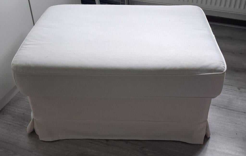 IKEA Ektorp hocker met wieltjes en witte hoes, Huis en Inrichting, Banken | Voetenbanken en Poefen, Ophalen, Gebruikt, Vierkant