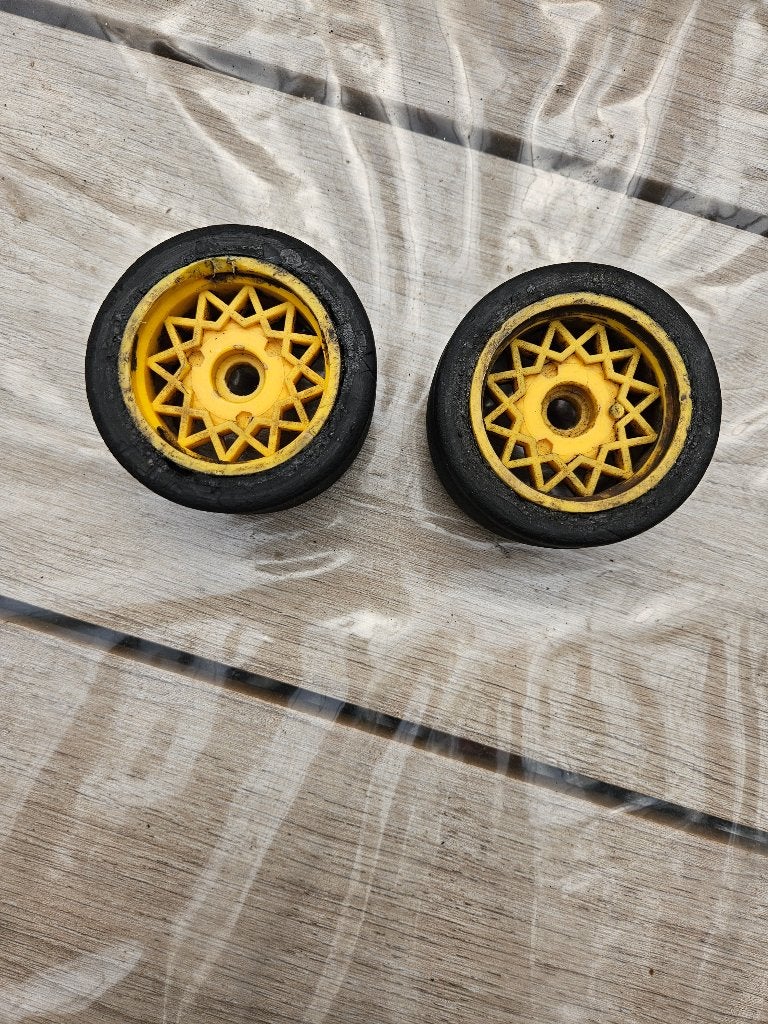 Vintage Serpent vol rubber op gele velg, Ophalen of Verzenden, Gebruikt, Schaal 1:8, Onderdeel