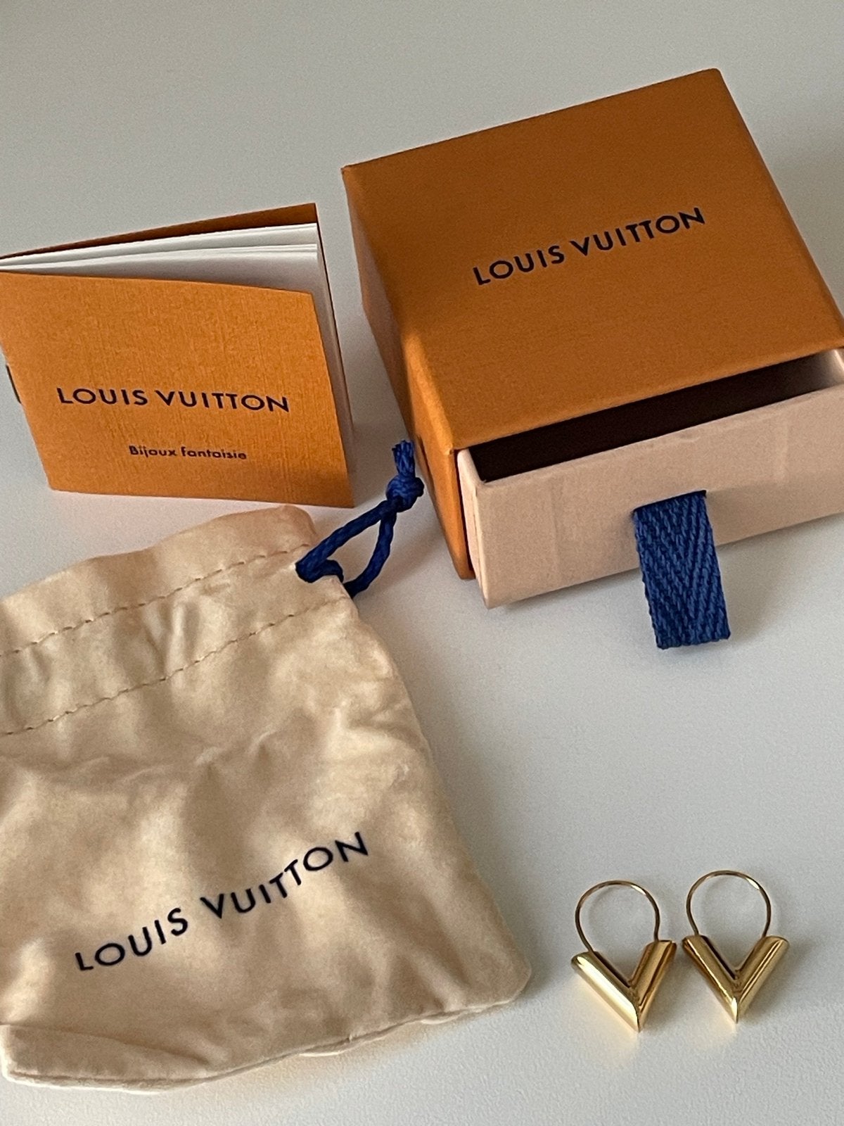Louis Vuitton Essential V Oorbellen Goudkleurig, Ophalen, Overige materialen, Goud, Hangers
