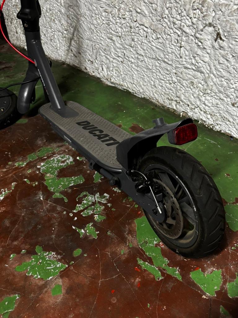 e step van ducati binneband van wiel was lek maar is gefixt!, Fietsen en Brommers, Steps, Ophalen, Zo goed als nieuw, Elektrische step (E-scooter)