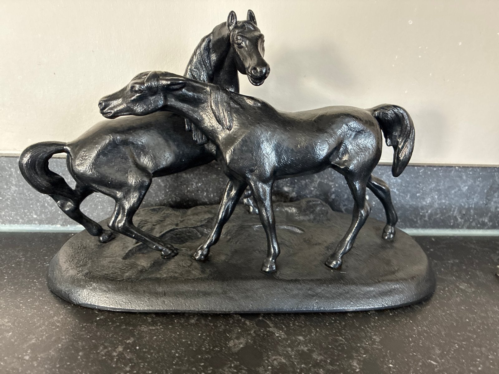 Gietijzeren sculptuur van twee paarden, naar Pierre-Jules Mê, Antiek en Kunst, Ophalen of Verzenden, Zoogdier, Beeld, 20 - 50 cm