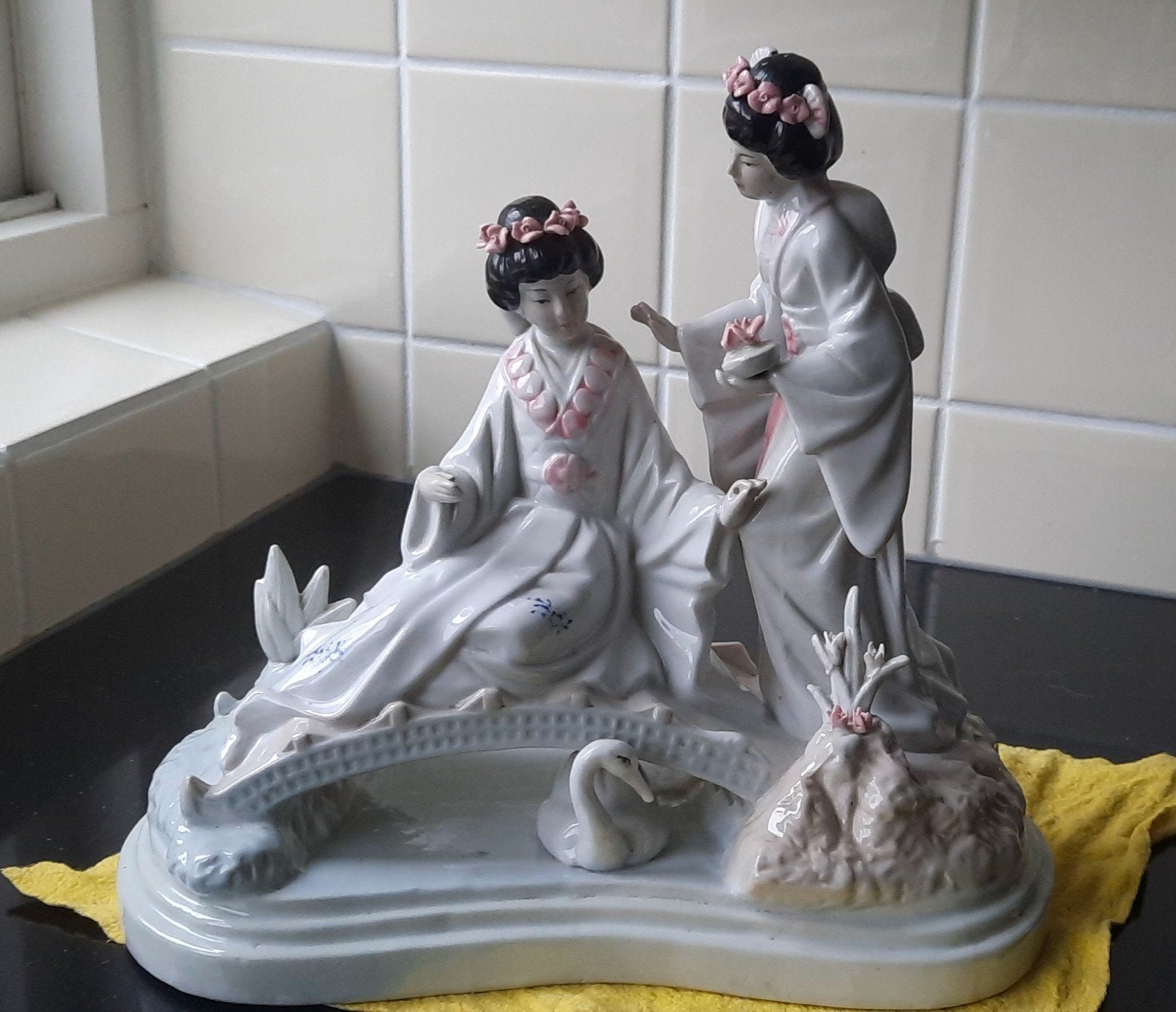 Prachtig porseleinen beeldje: Geisha's bij een vijver, Ophalen of Verzenden