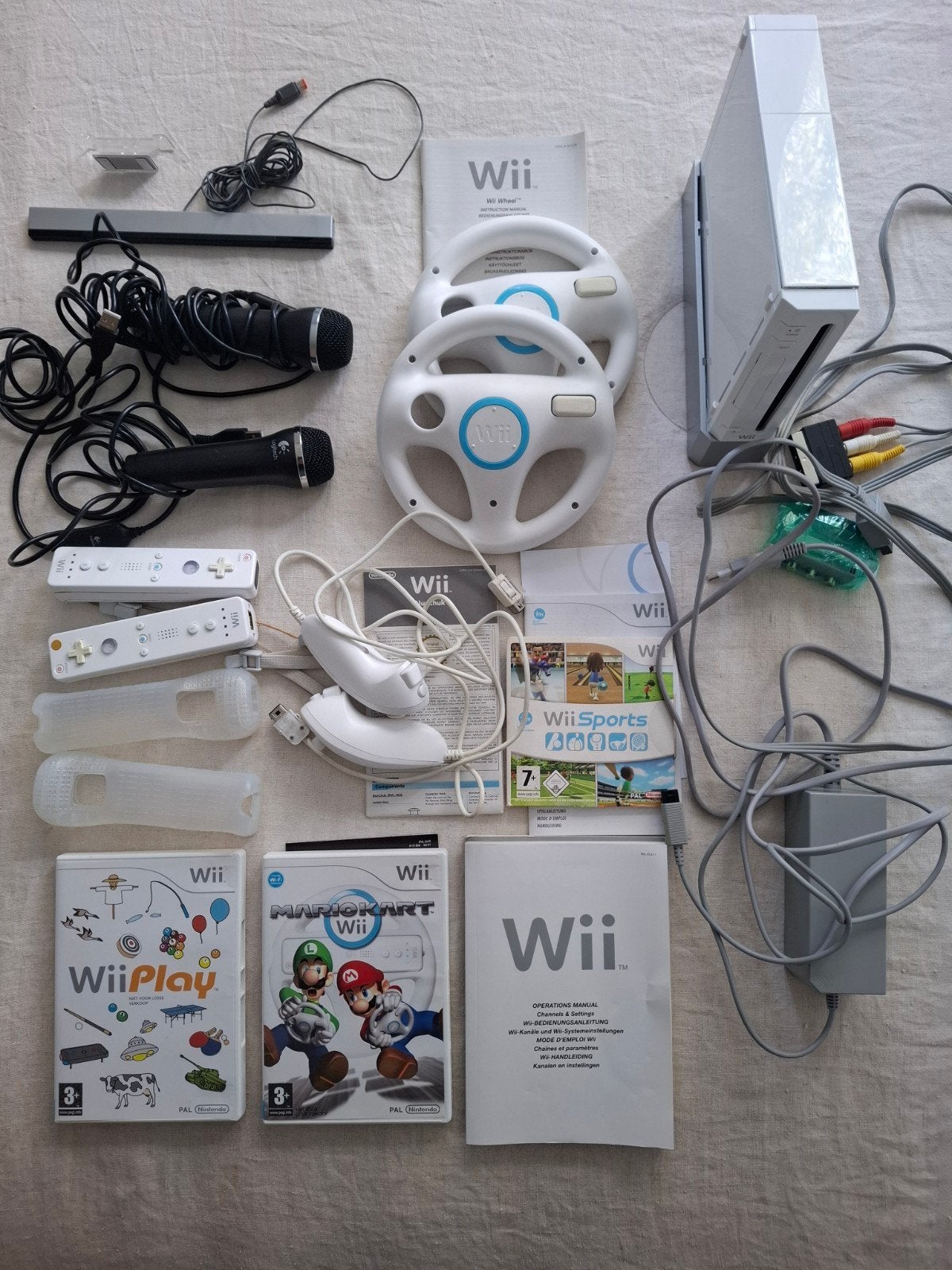 complete Wii incl microfoons, nunchuck's, controllers, wheel, Ophalen of Verzenden, Gebruikt, Met 2 controllers, Met stuurtje