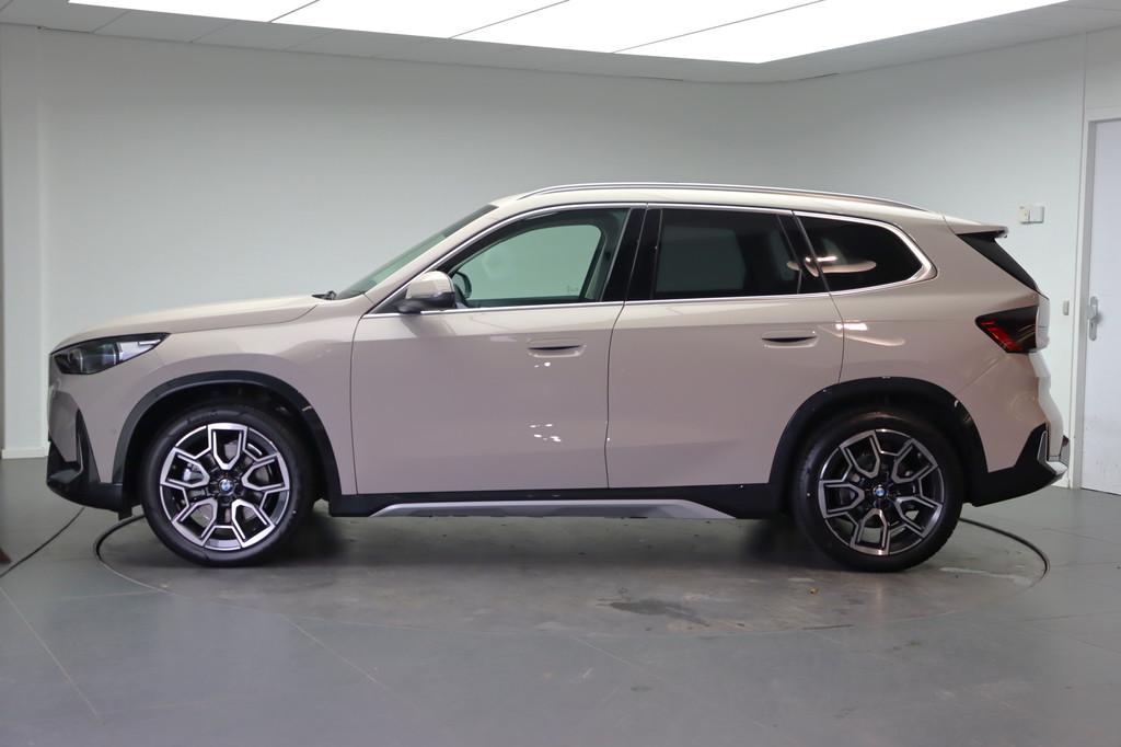 BMW iX1 xDrive30 xLine / Panoramadak / Adaptieve LED / Achte, Auto's, BMW, Automaat, Lederen bekleding, Zwart, Leder