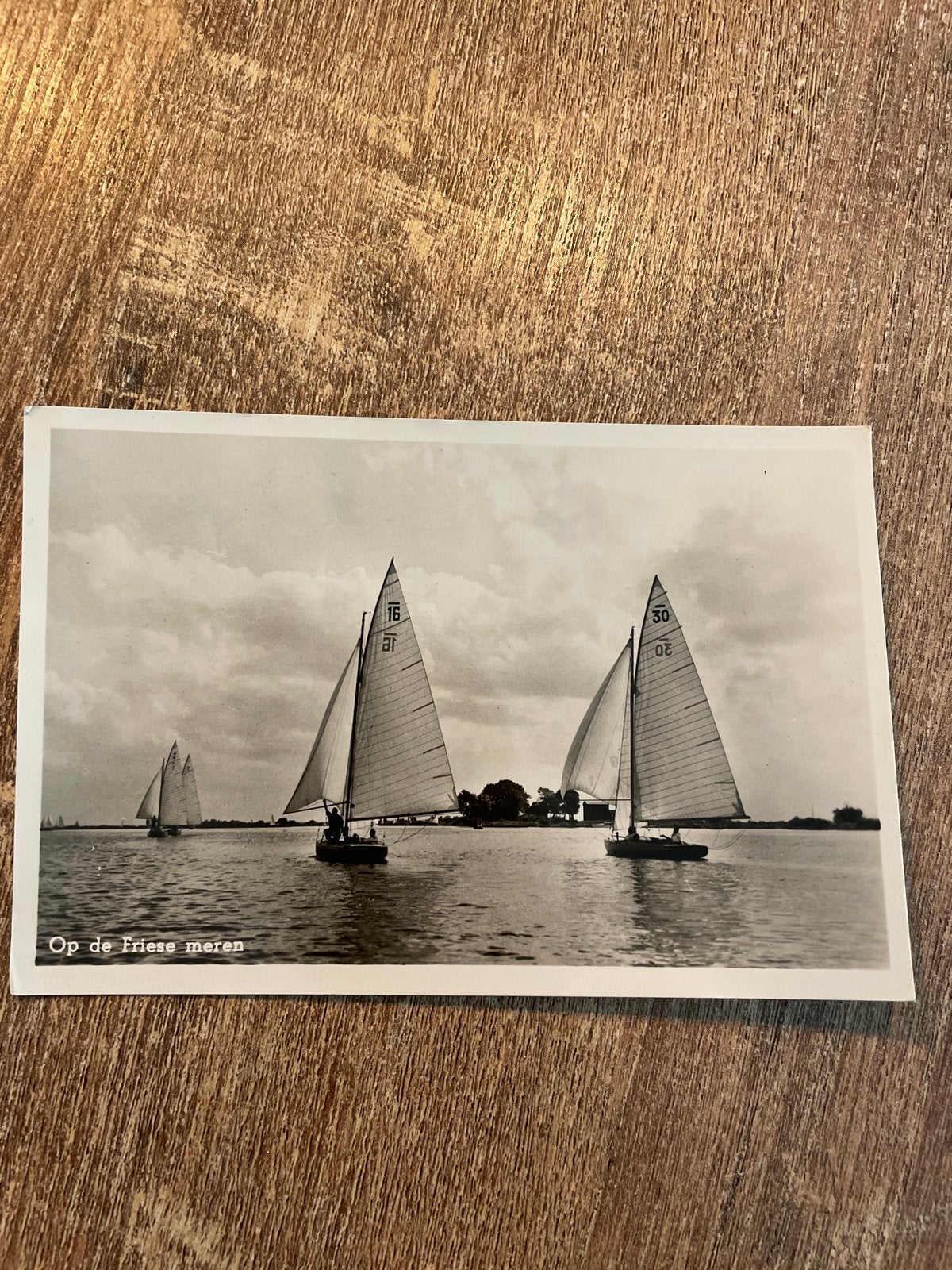 Ansichtkaart Friese Meren met zeilboten - 1950, Verzamelen, Ophalen of Verzenden, 1940 tot 1960, Gelopen, Friesland