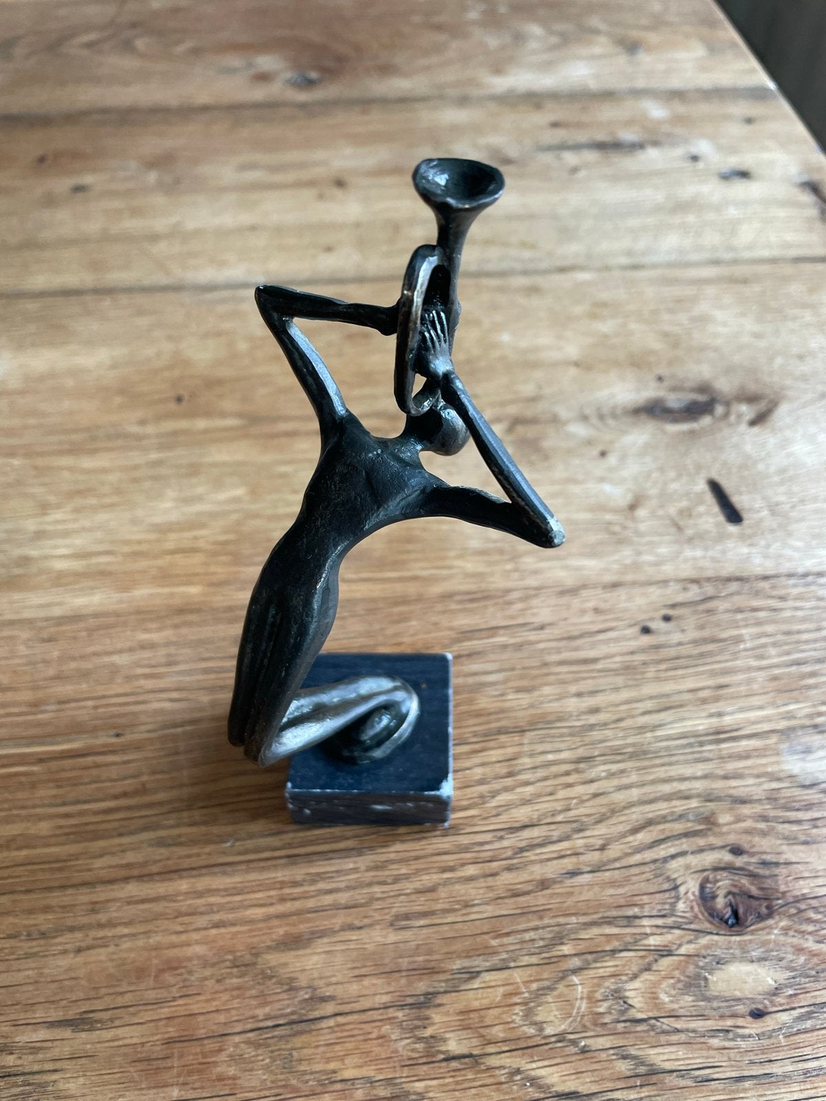 Bronzen beeldje muzikant met trompet op sokkel, Minder dan 20 cm, Ophalen of Verzenden, Brons, Zwart