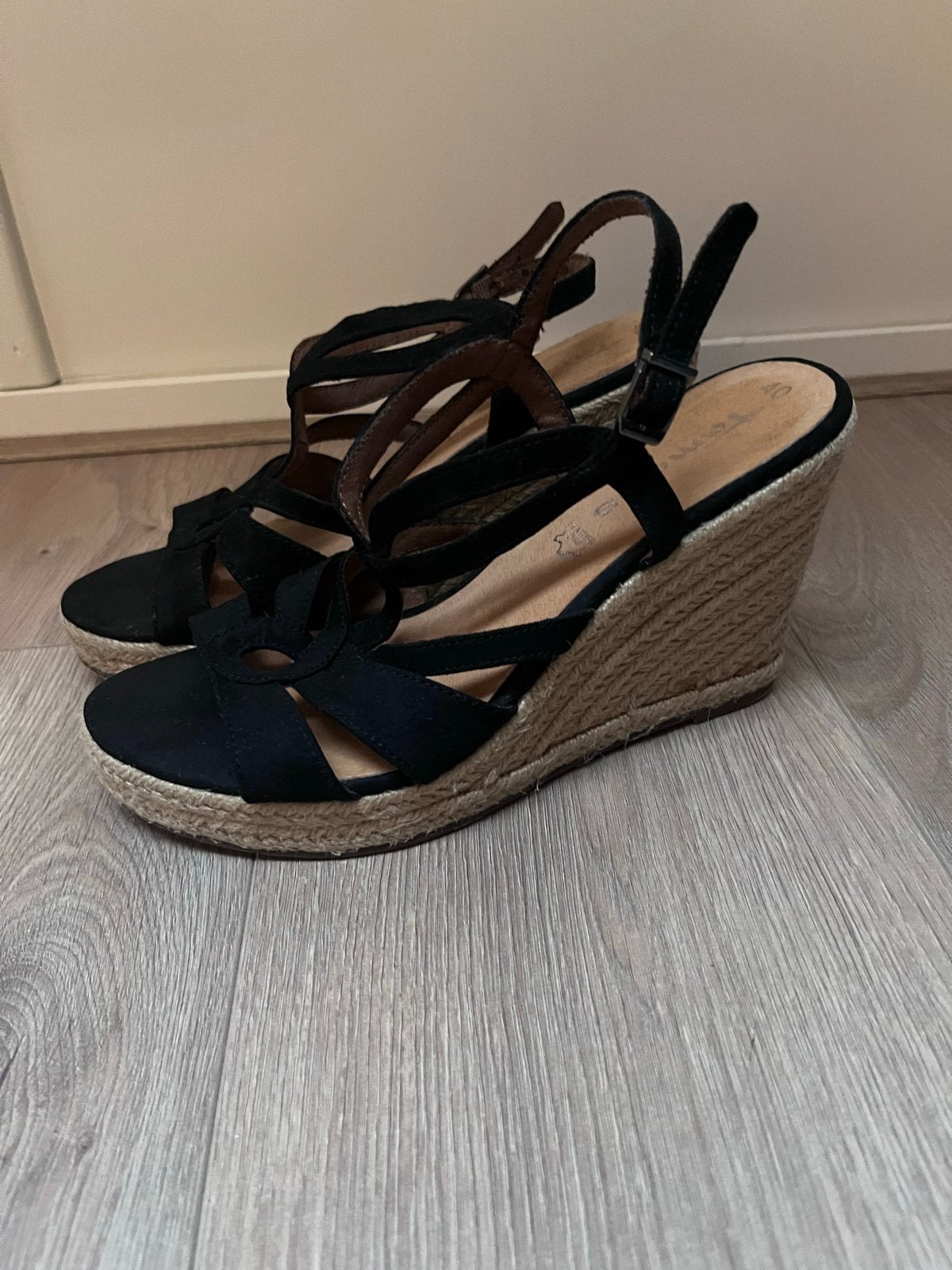 Tamaris sleehakken maat 40 - Gedragen, voor een klein prijsj, Kleding | Dames, Ophalen of Verzenden, Gedragen, Zwart, Sandalen of Muiltjes