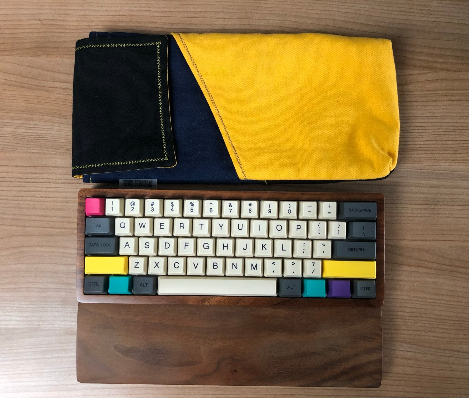 Anne Pro 2 Mechanisch toetsenbord | houten polssteun en hoes, Ophalen of Verzenden, Zo goed als nieuw, Qwerty, Bedraad