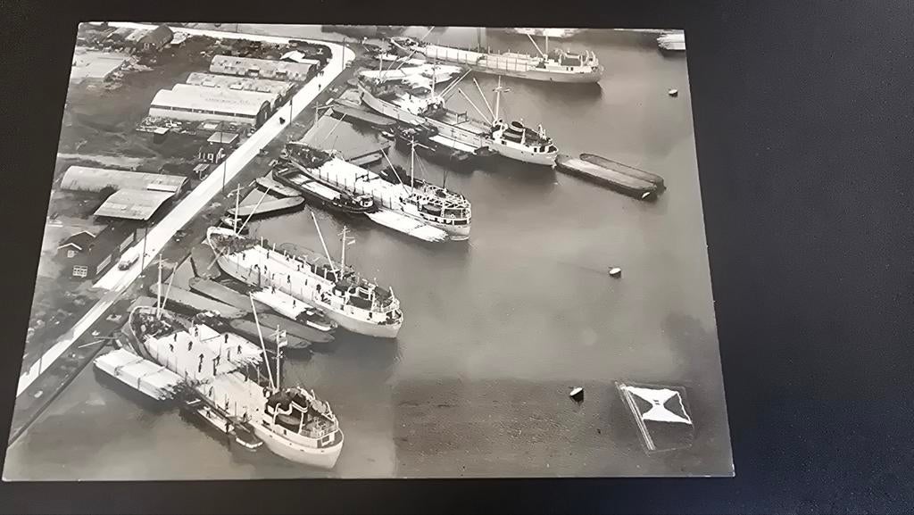 Ansichtkaart: Vier Wagenborg schepen in Amsterdam, Ophalen of Verzenden, Kaart, Foto of Prent