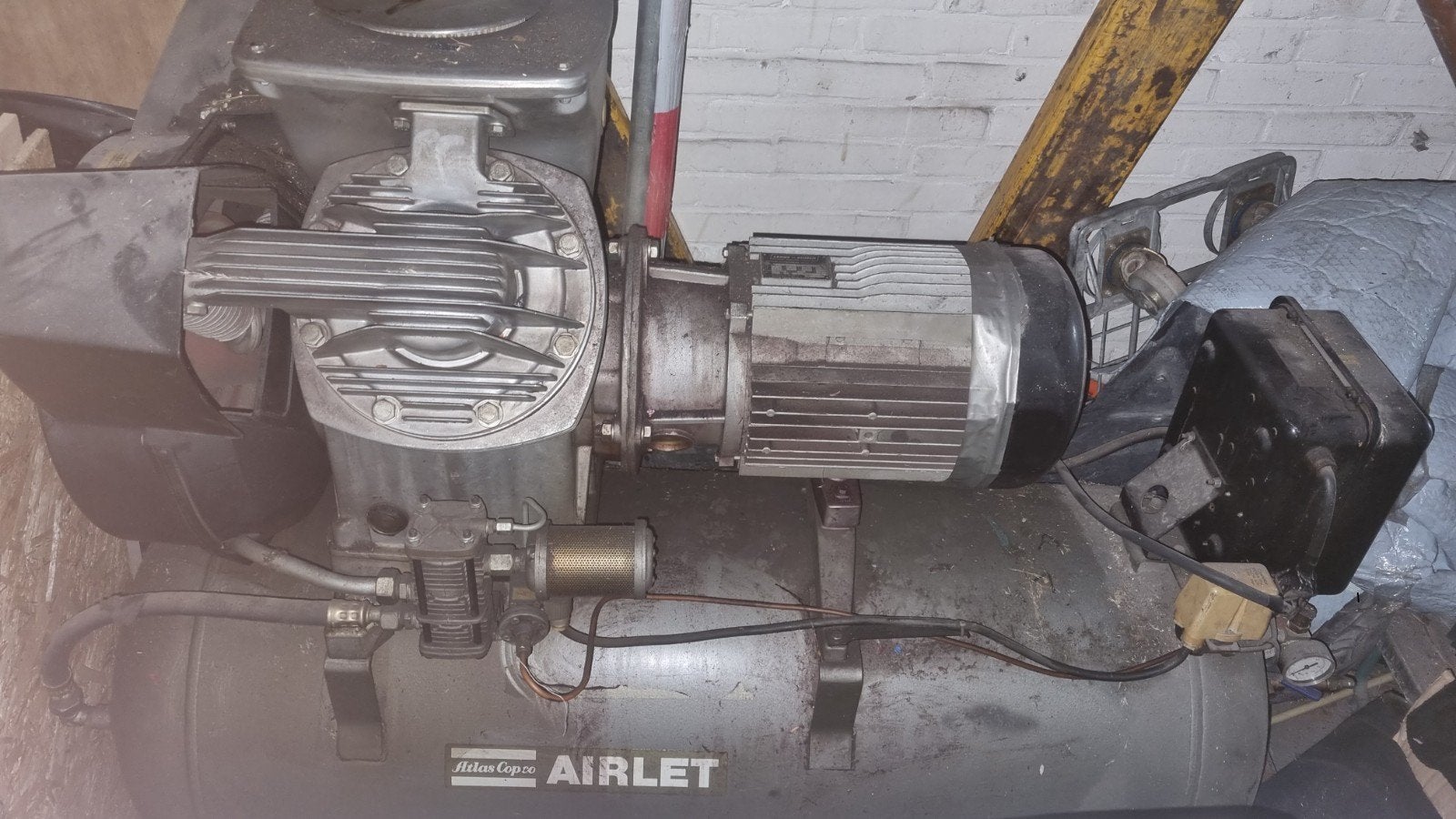 Grote Atlas Copco Airlet compressor en 2 koloms brug 3000kg., Gebruikt, 10 bar of meer, 100 liter of meer, 400 tot 800 liter/min