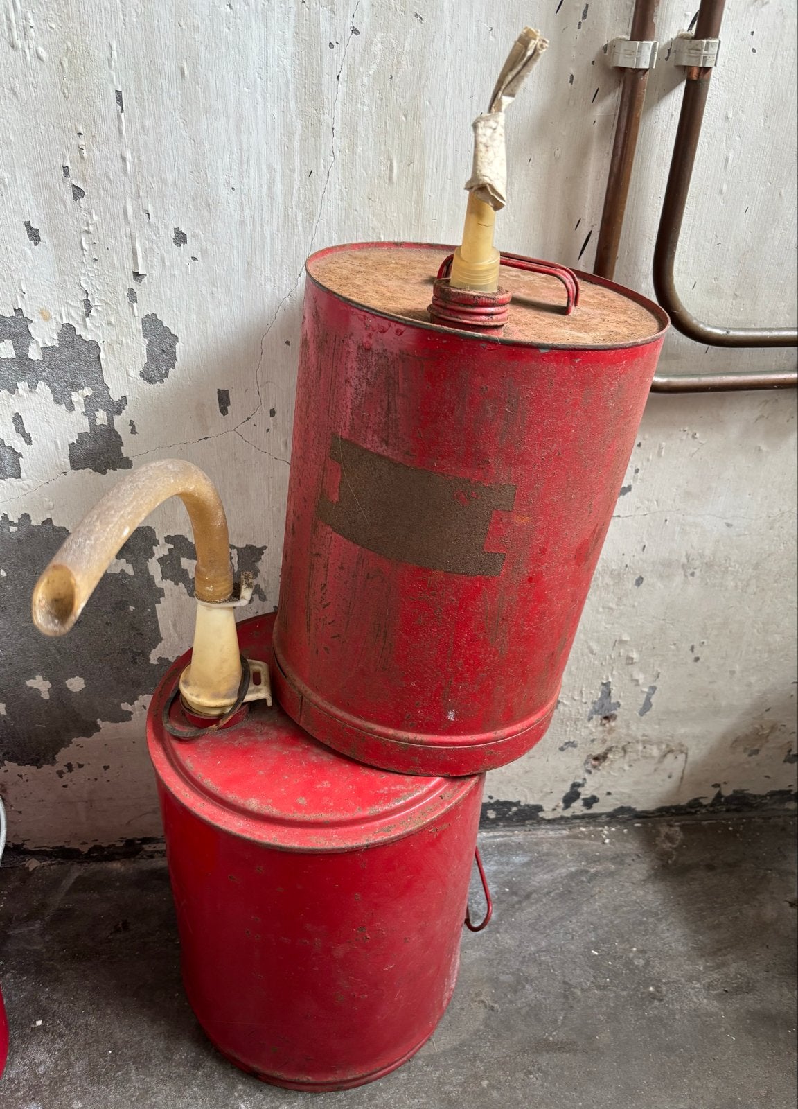 Vintage rode jerrycans met schenktuit, Ophalen