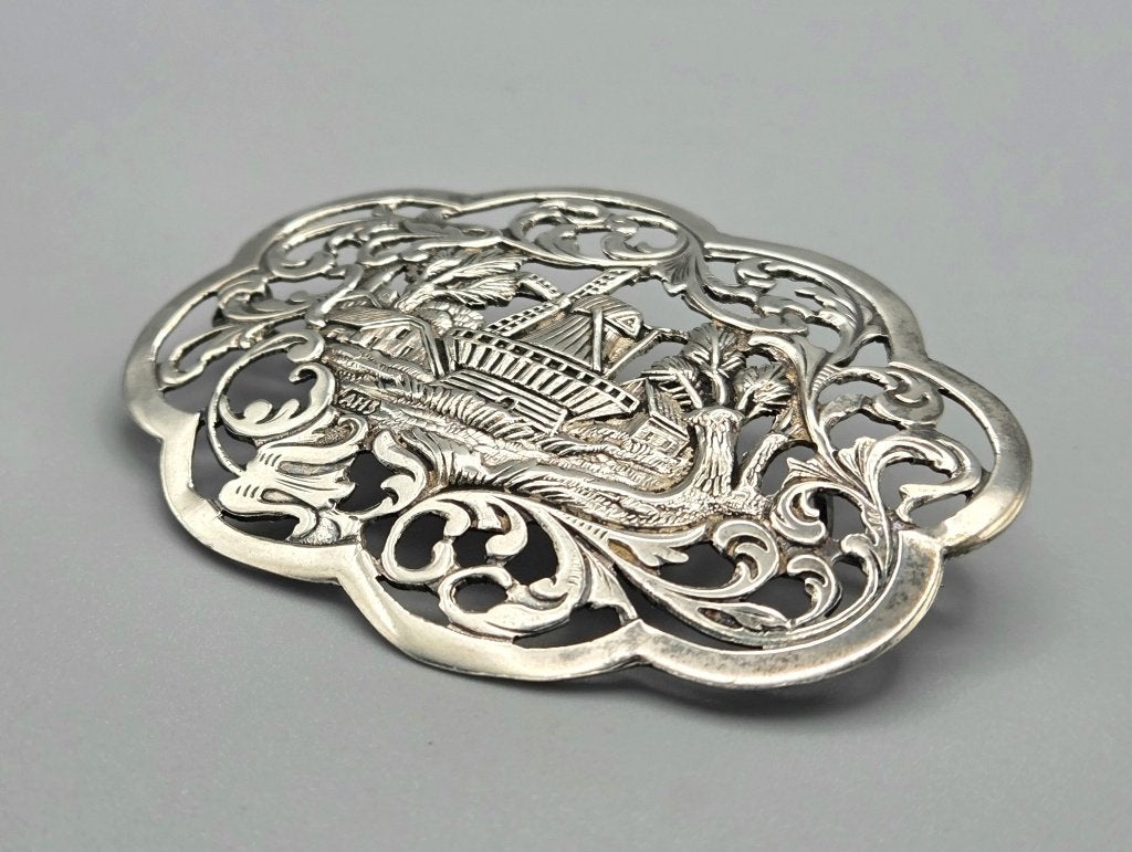 Zilveren broche met landschap en een molen. 2026/546, 4 tot 7 cm, ., Ophalen of Verzenden, Zo goed als nieuw