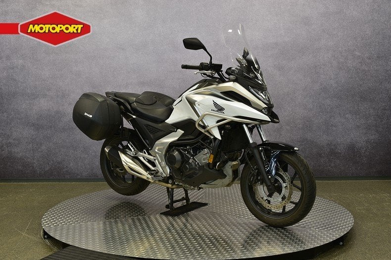 Honda NC 750 X (bj 2021), Info@motoportwormerveer.nl, Honda Motor Europe, Bedrijf, Crystal Bldng B-Unit B11.2 Rivium Blv200
2909 LK  Capelle aan den IJsel, NL