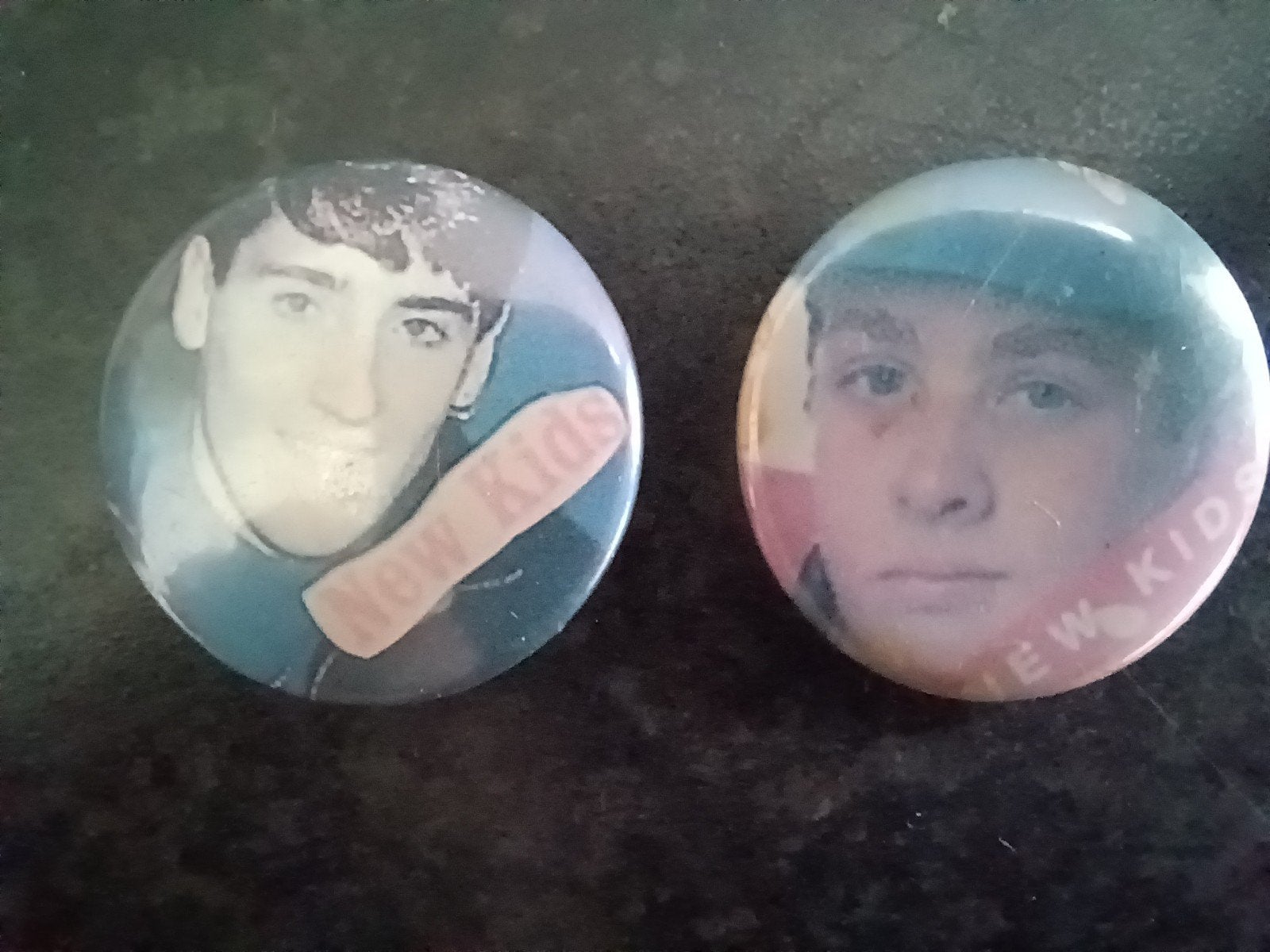 2x Button New Kids, Verzamelen, Speldjes, Pins en Buttons, Ophalen of Verzenden, Gebruikt, Overige onderwerpen, Button