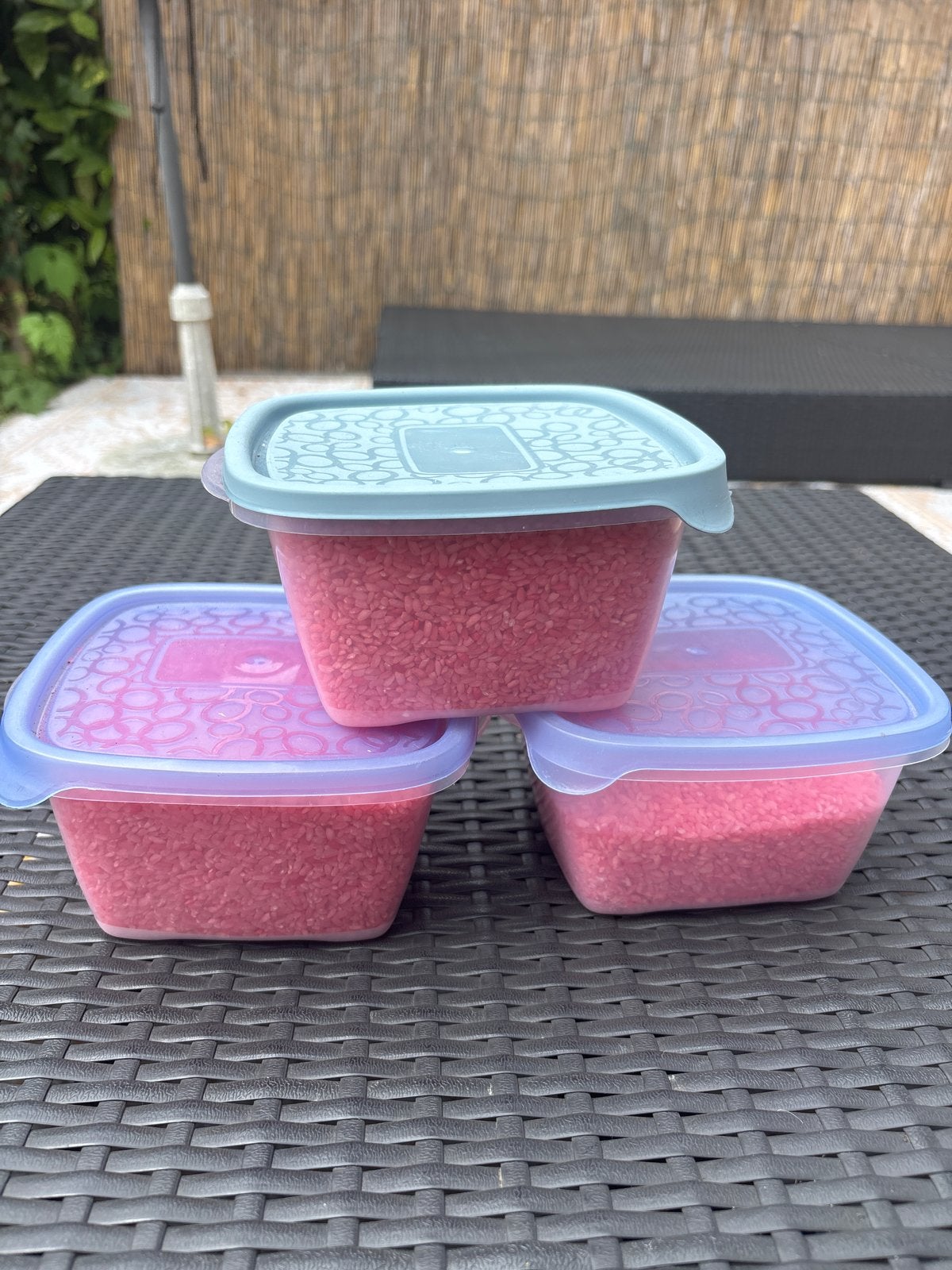 Rode speelrijst in bakjes - Sensorisch speelgoed, Ophalen of Verzenden, Gebruikt, Jongen of Meisje