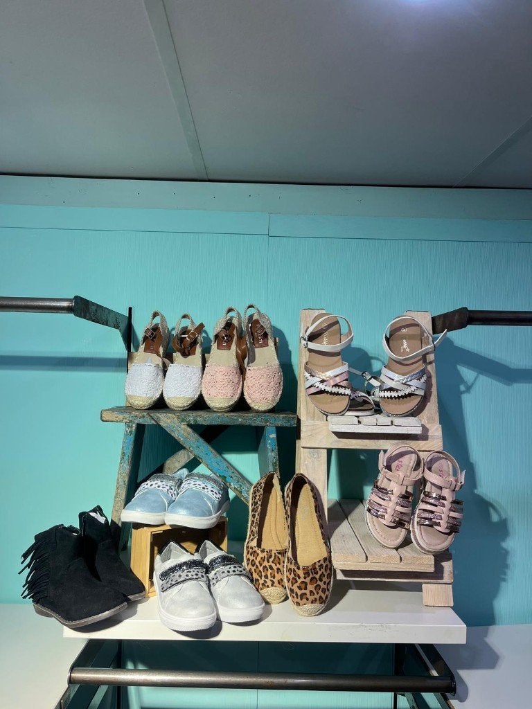 Restpartij meisjesschoenen sneakers, slippers 69 st. Nieuw, Kinderen en Baby's, Overige Kinderen en Baby's, Ophalen, Nieuw