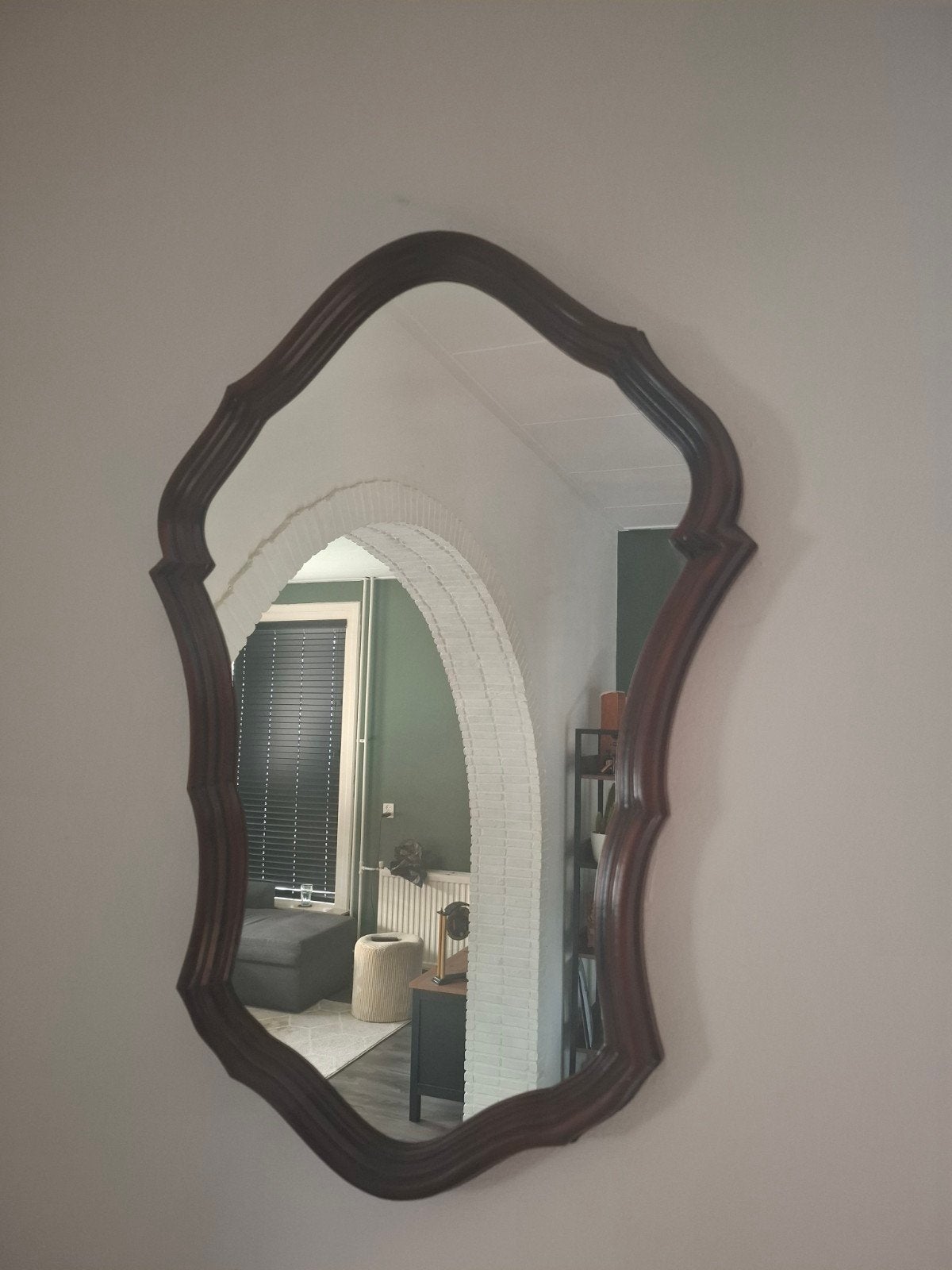 Decoratieve spiegel met sierlijke houten lijst, Antiek en Kunst, Ophalen of Verzenden, Overige vormen, 50 tot 100 cm, Minder dan 100 cm