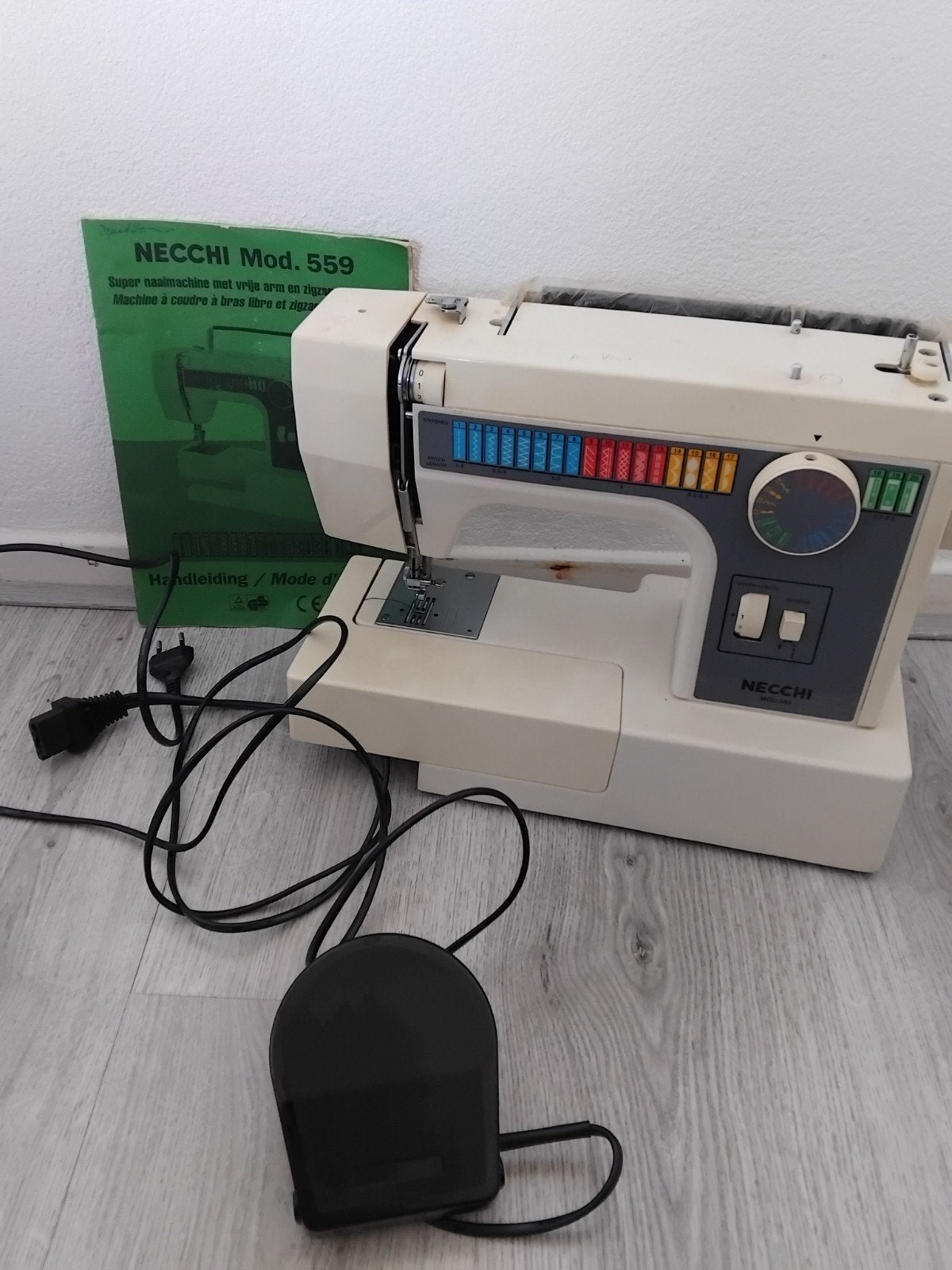 Necchi Mod. 559 Naaimachine met accessoires en handleiding, Ophalen of Verzenden, Gebruikt, Naaimachine, Overige merken