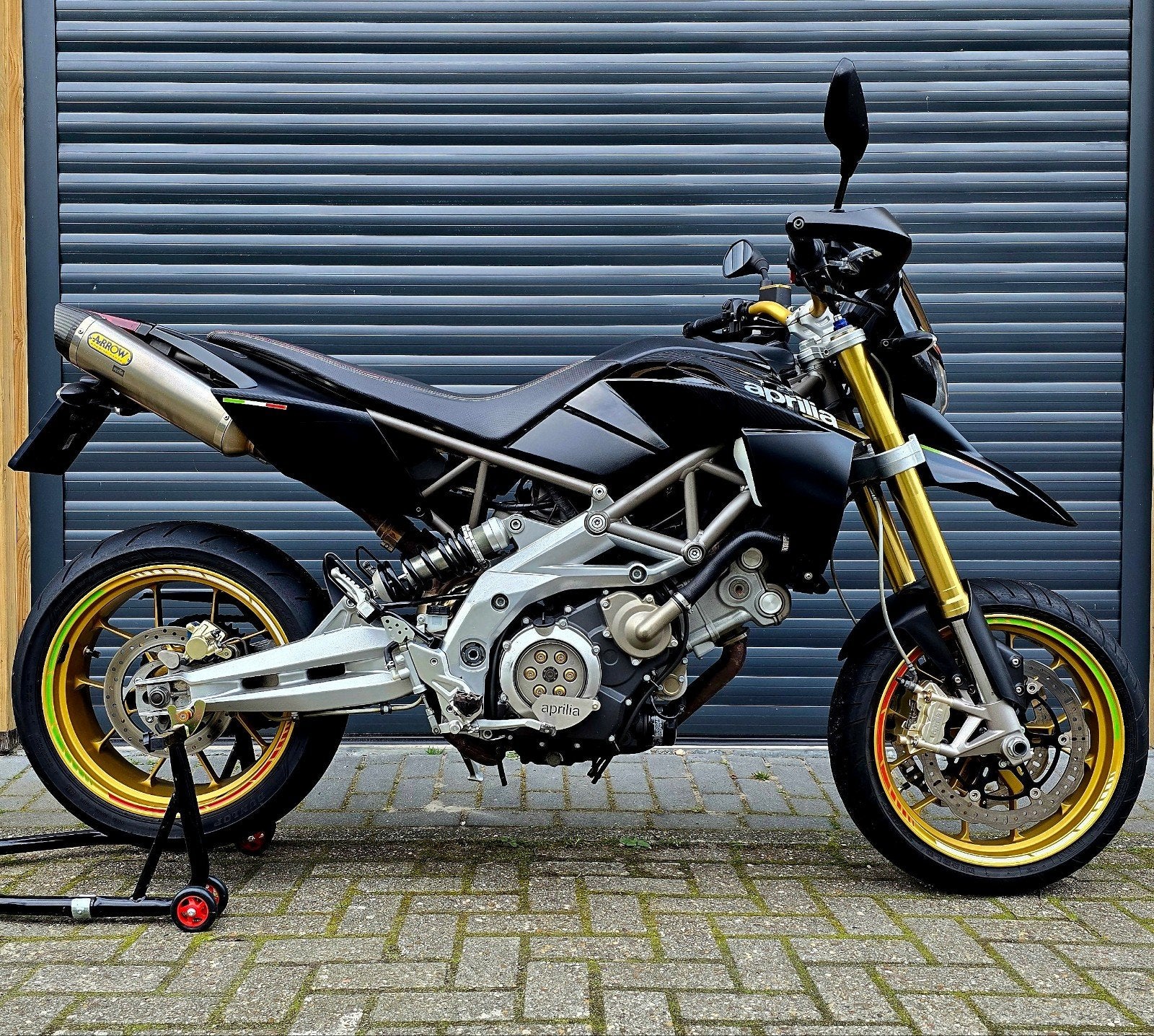 Aprilia Dorsoduro 750 | Arrow | Zwart/Goud | Supermoto, 750 cc, 2 cilinders, Occasion, Motorrijbewijs A