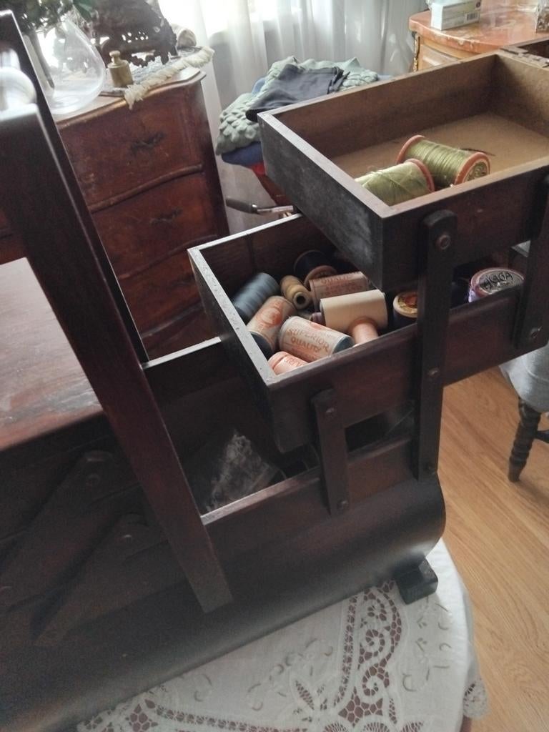 Naaibox oud en bruin, Ophalen, Hout, Cd's