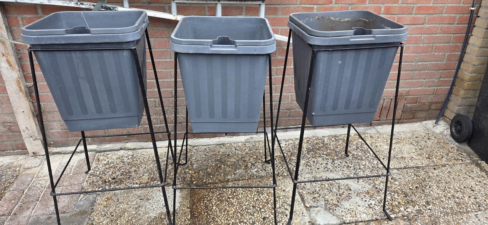Set van 3 grijze bloempotten met zwarte standaarden, Ophalen of Verzenden