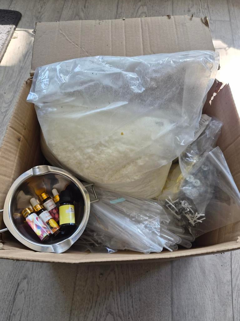 Doos vol Soywax om kaarsen te maken + benodigdheden, Hobby en Vrije tijd, Overige Hobby en Vrije tijd, Ophalen, Gebruikt