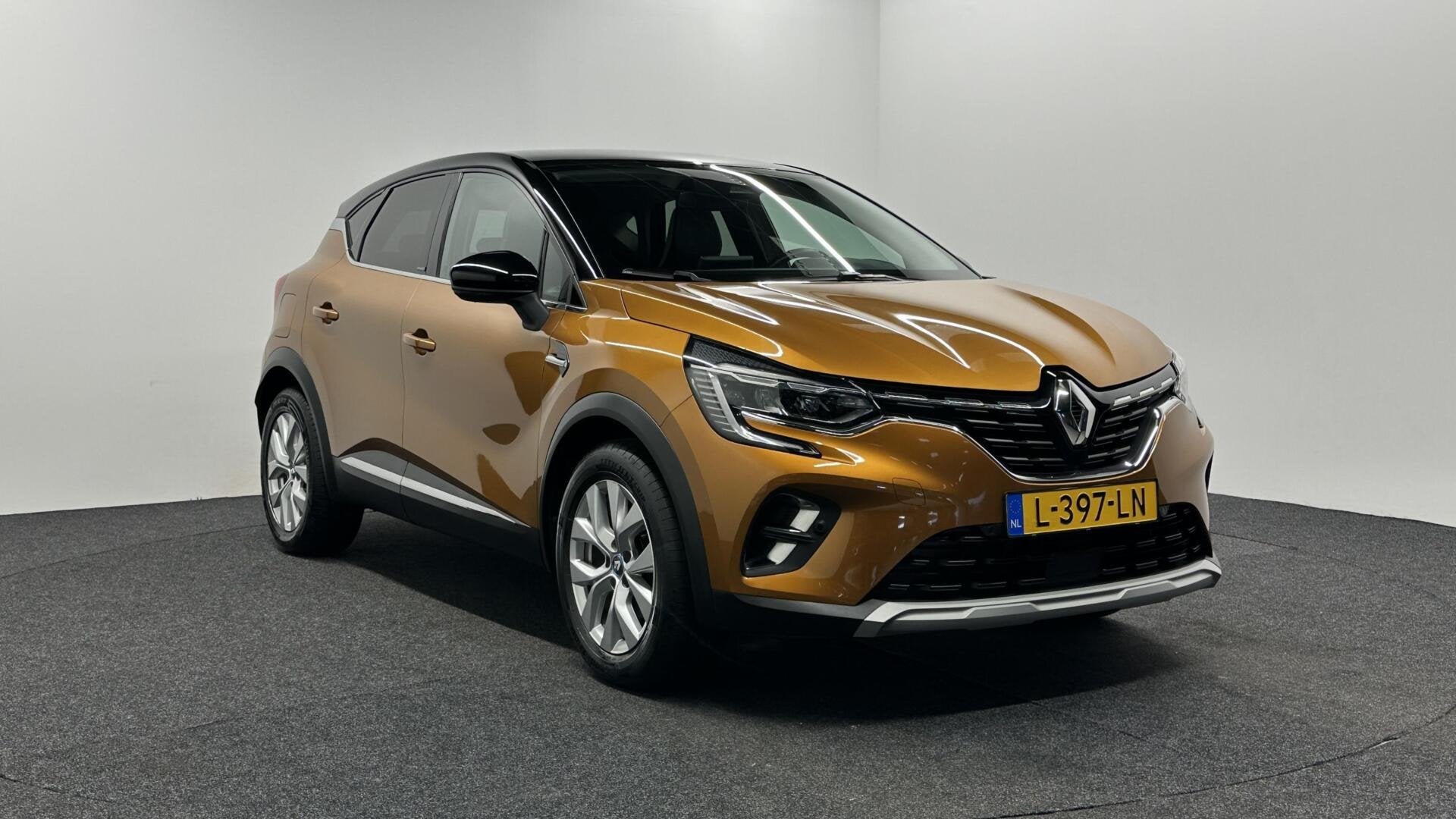 Foto 3 van Renault Captur 1.6 E-Tech Plug-in Hybrid 160 Intens NAVI CAM