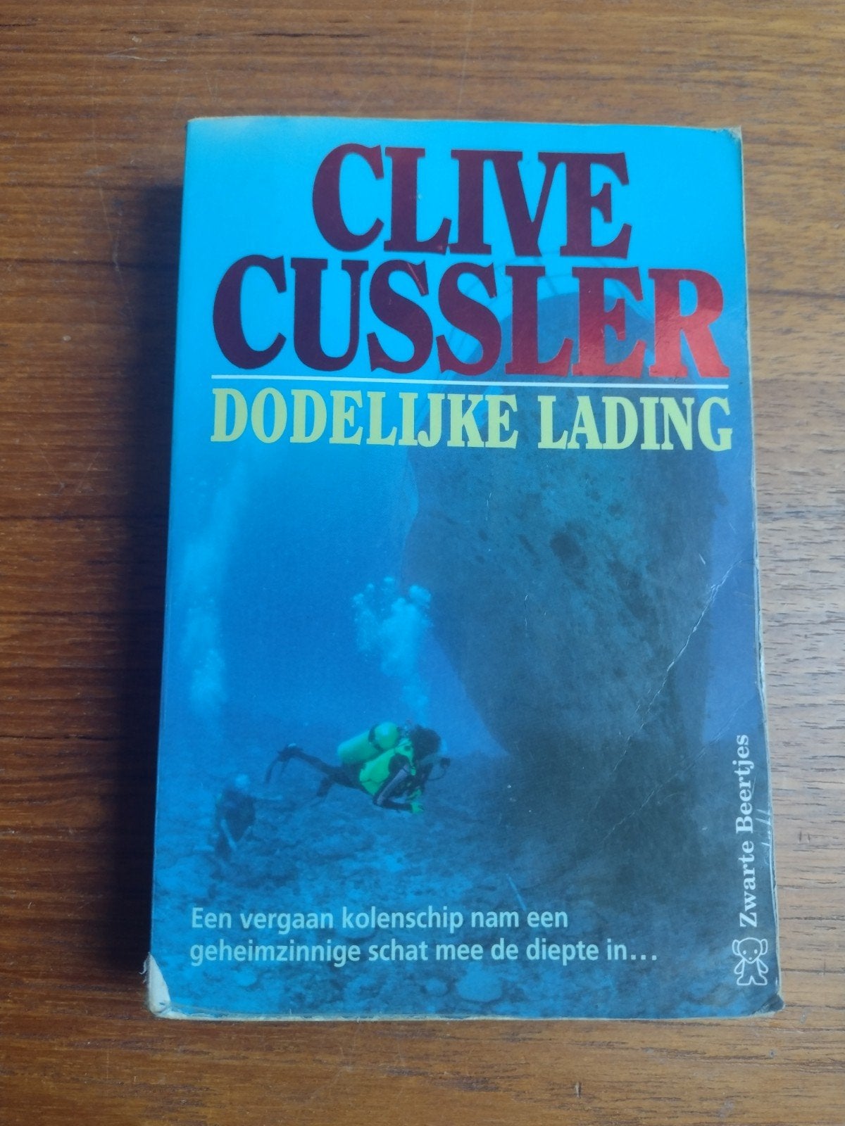 Clive Cussler - Dodelijke Lading (Zwarte Beertjes), Ophalen of Verzenden, Gelezen, Clive Cussler