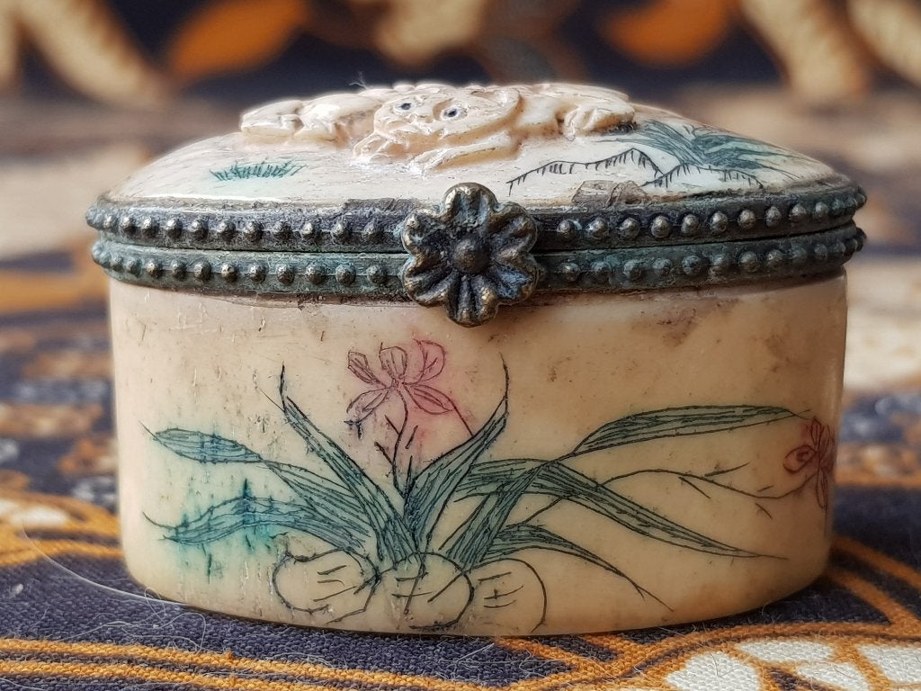 Oud Chinees pillendoosje van gesneden been en koper 4,4 cm., Wit, Gesneden, Natuurlijk materiaal, Doos