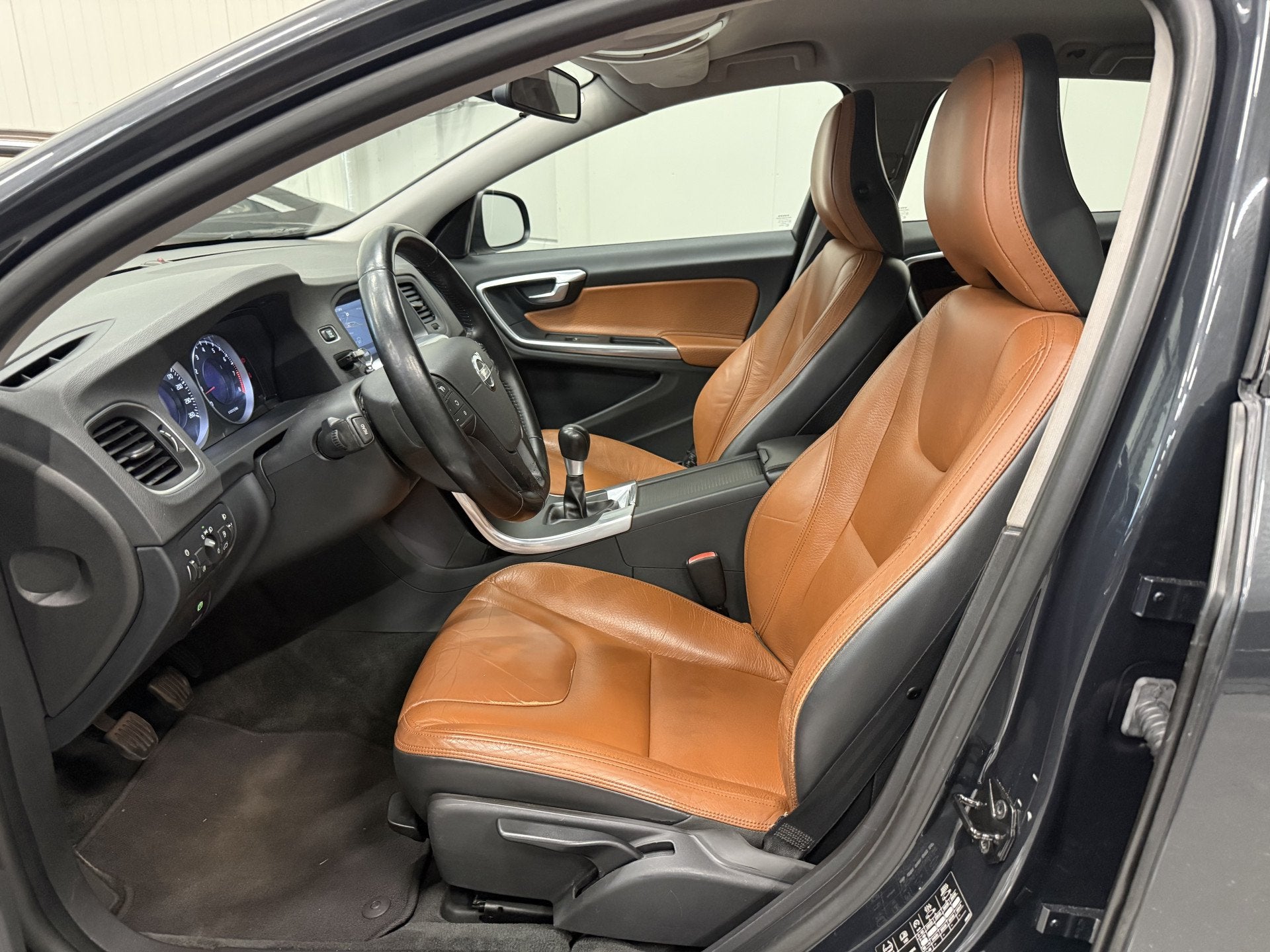 Volvo V60 T3 150pk Kinetic NAVI/LEER/TREKHAAK/LED/ECC/CRUISE, Voorwielaandrijving, Gebruikt, 4 cilinders, Handgeschakeld