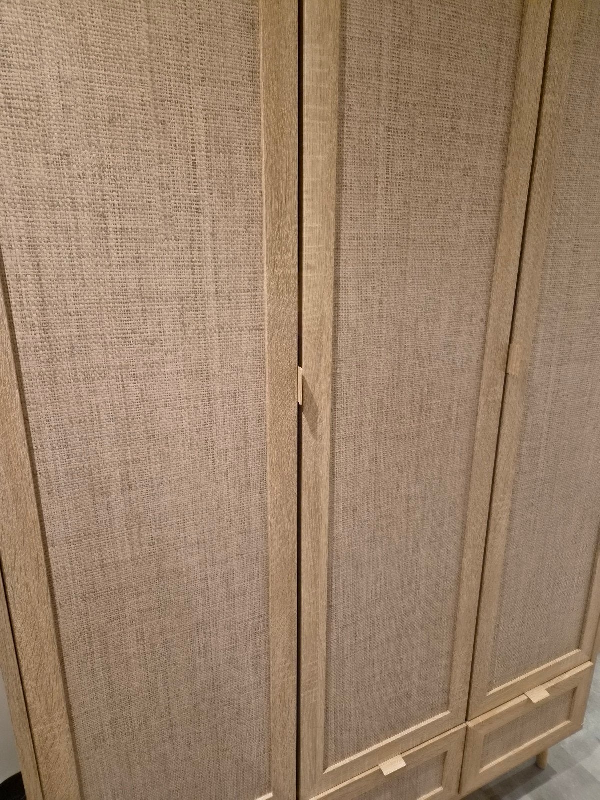 Foto 2 van Kledingkast met 3 deuren en 3 lades - Zo goed als nieuw