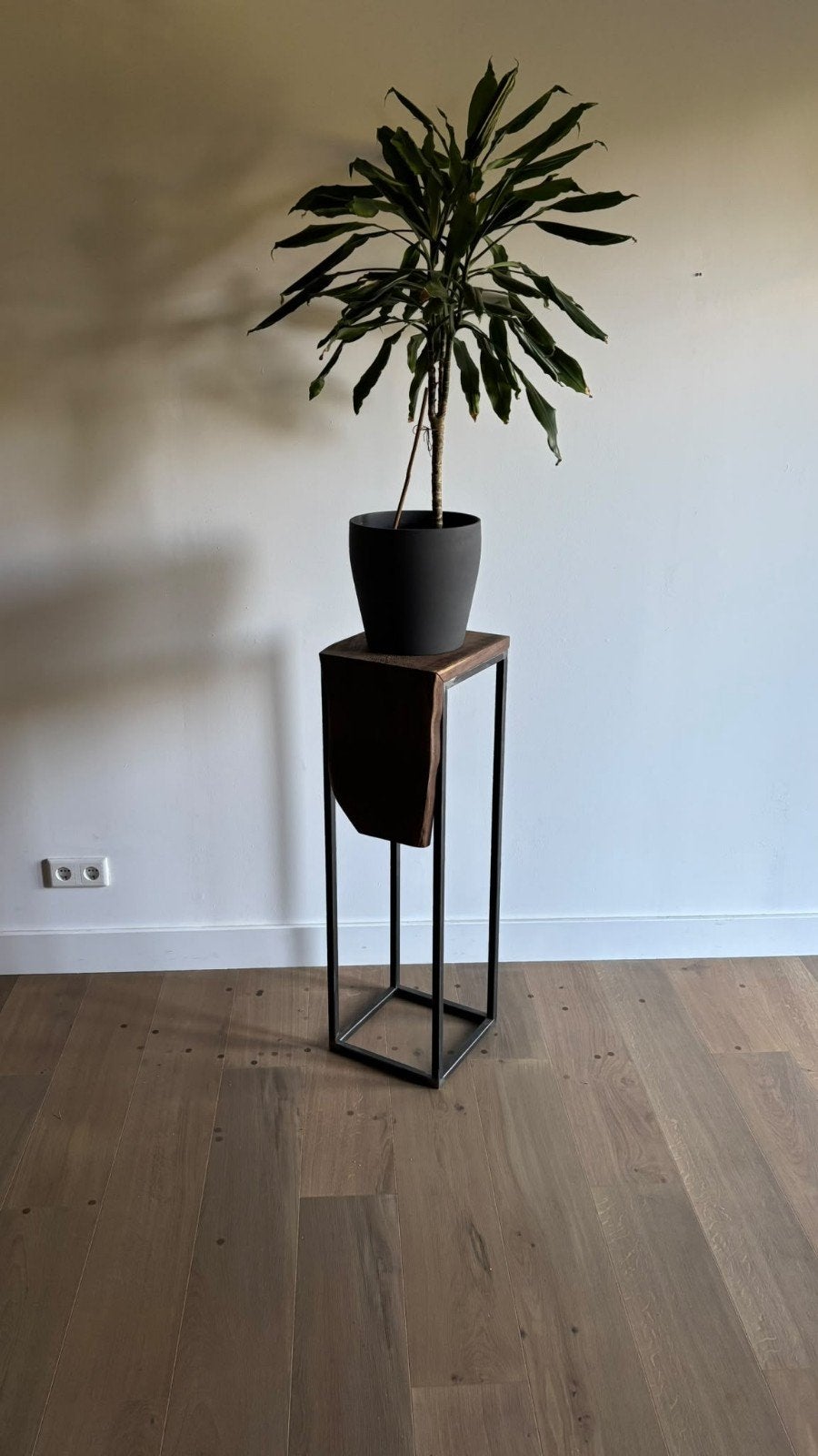 Unieke plantenstandaard van hout en metaal zuil/sokkel, Ophalen, Hout, Zo goed als nieuw, Modern