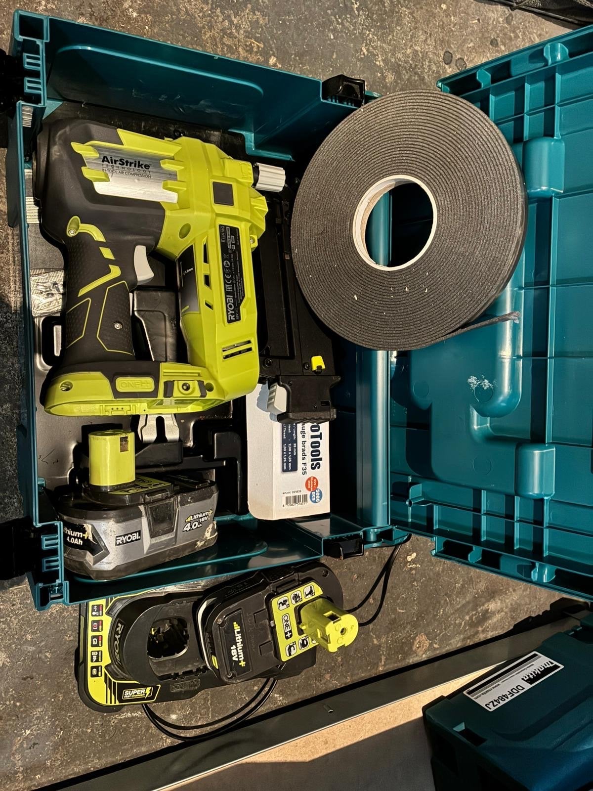 Ryobi ONE+ R18N18G-0 Accu Tacker met Accu en Lader, Ophalen, Zo goed als nieuw