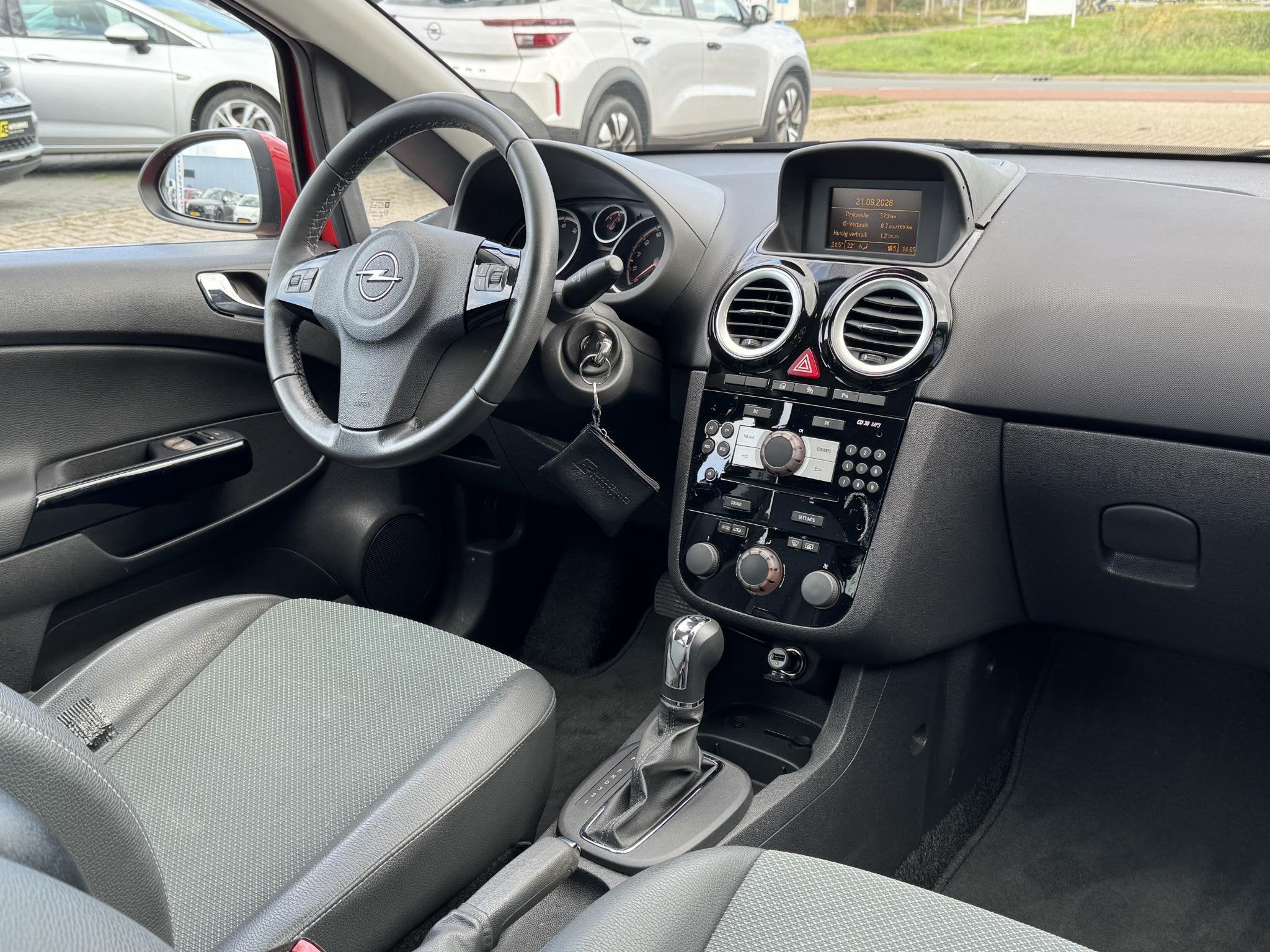 Opel Corsa 1.4-16V Cosmo AUT Rijklaar incl beurt en 6m garan, Auto's, Gebruikt, 4 cilinders, 49 €/maand, 1364 cc