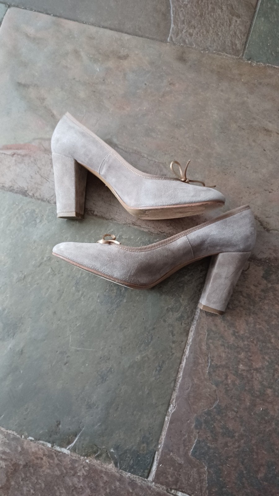 Stijlvolle suède pumps met blokhak - Zo goed als nieuw, Kleding | Dames, Paoliballerina, Ophalen of Verzenden, Zo goed als nieuw