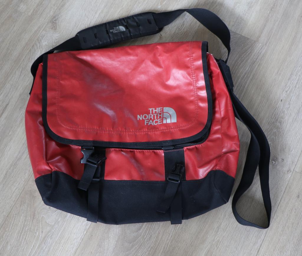 The North Face messenger bag, Sieraden, Tassen en Uiterlijk, Tassen | Reistassen en Weekendtassen, 40 tot 60 cm, Gebruikt, Rood