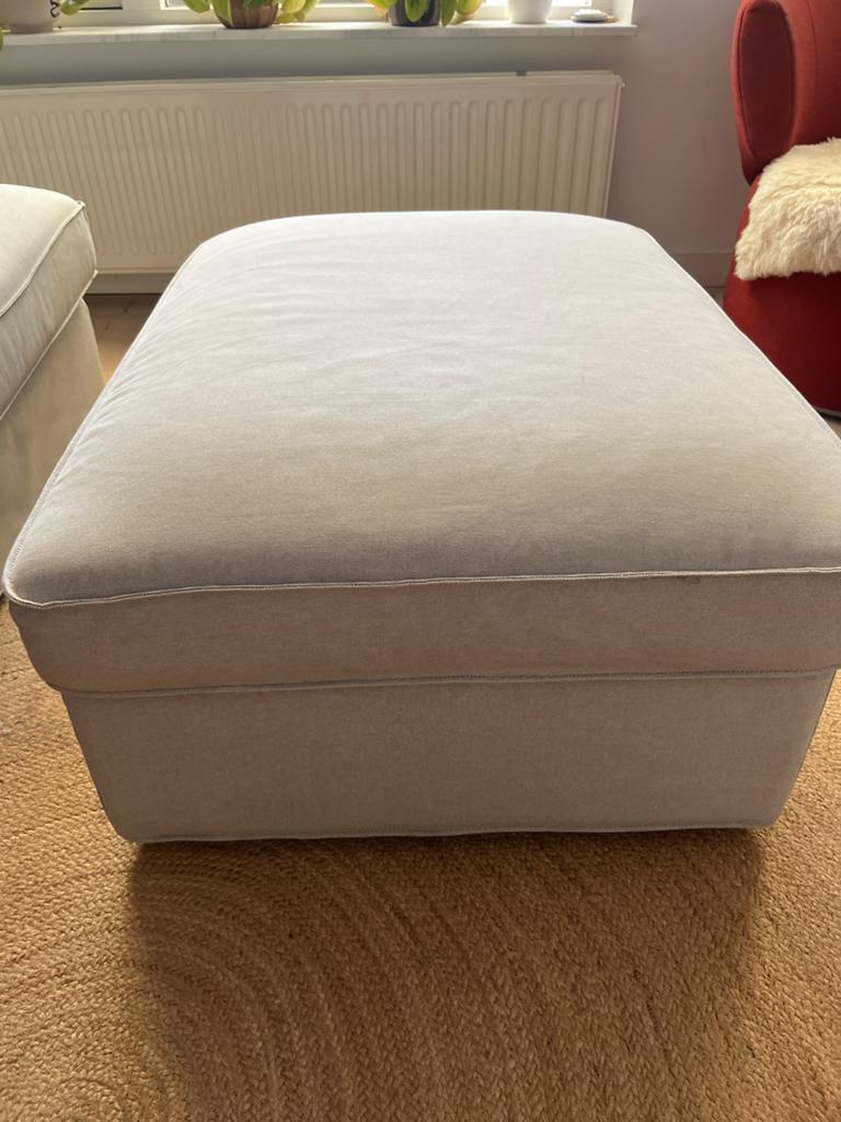 Lichtgrijze poef met opbergruimte - van Ikea Kivik set, Huis en Inrichting, Banken | Voetenbanken en Poefen, Ophalen, 75 tot 100 cm