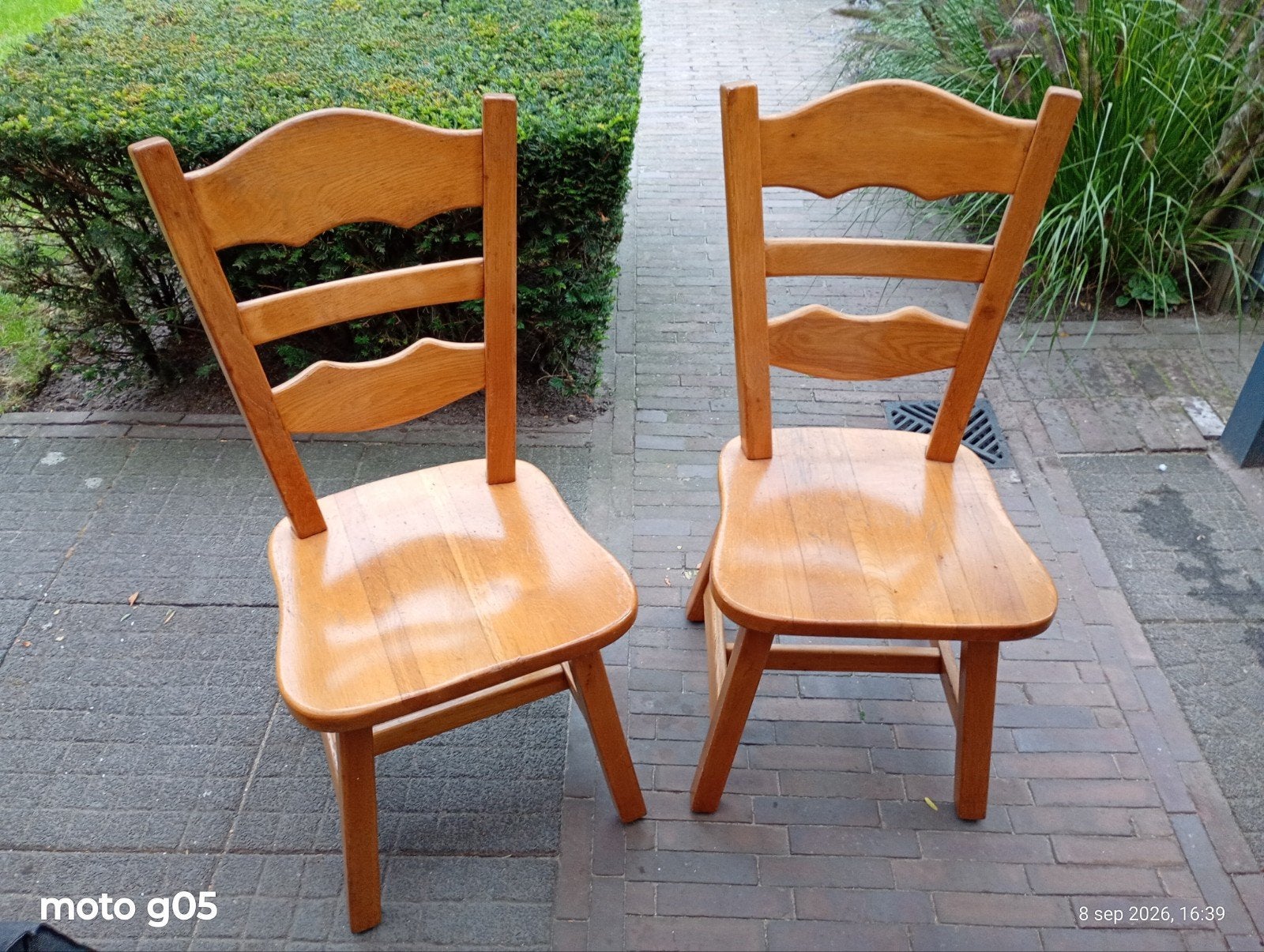 2 eikenhouten stoelen met zadelzit, Ophalen, Gebruikt, Twee, Bruin