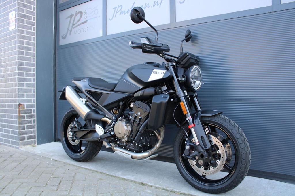 Husqvarna 801 Svartpilen (2024) *Org. NL*Fab.garantie*, Motoren, Motoren | Husqvarna, 2 cilinders, Motorrijbewijs A, Bedrijf, Onbekend
