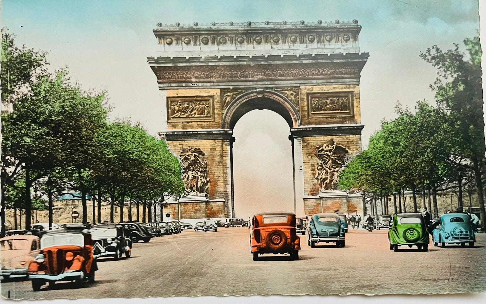 Oude Ansichtkaart met auto Citroën Traction Avant in Parijs, Verzamelen, Ophalen of Verzenden, 1920 tot 1940, Ongelopen, Voertuig