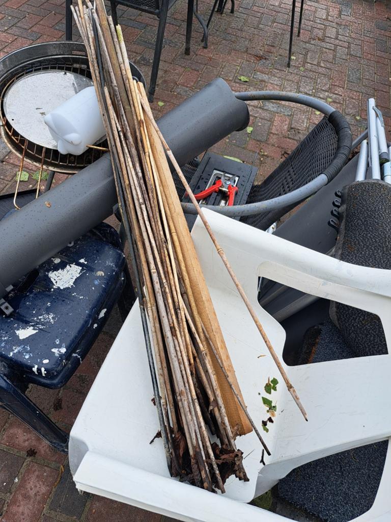 Bamboe stokken, Ophalen