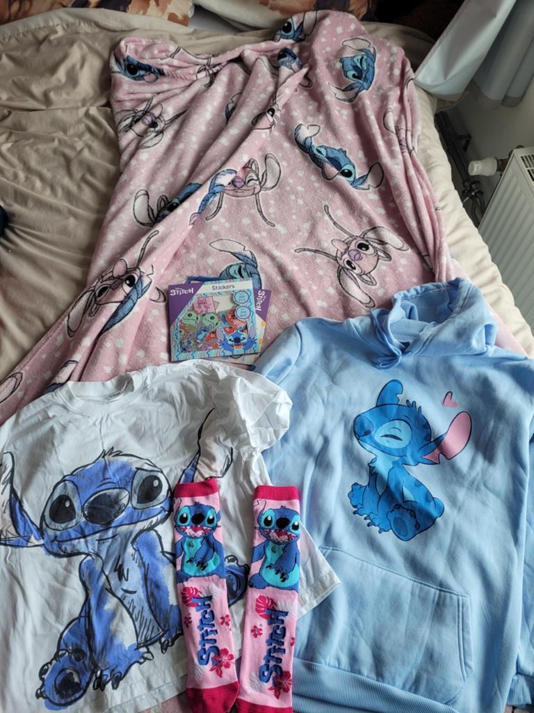 Stitch hoodie, shirt mt s sokken en deken en stickers/ballon, Ophalen of Verzenden, Gebruikt, Stitch, Jongen of Meisje