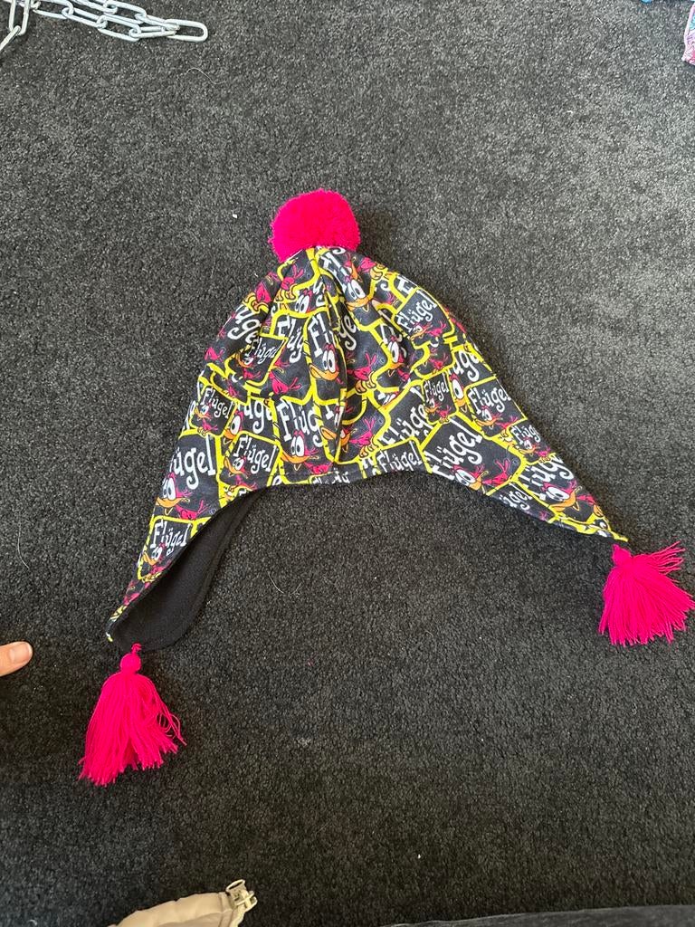 Flugel muts met pompons - valt klein, Ophalen of Verzenden, Gedragen, 55 cm (S, 6⅞ inch) of minder, Pet