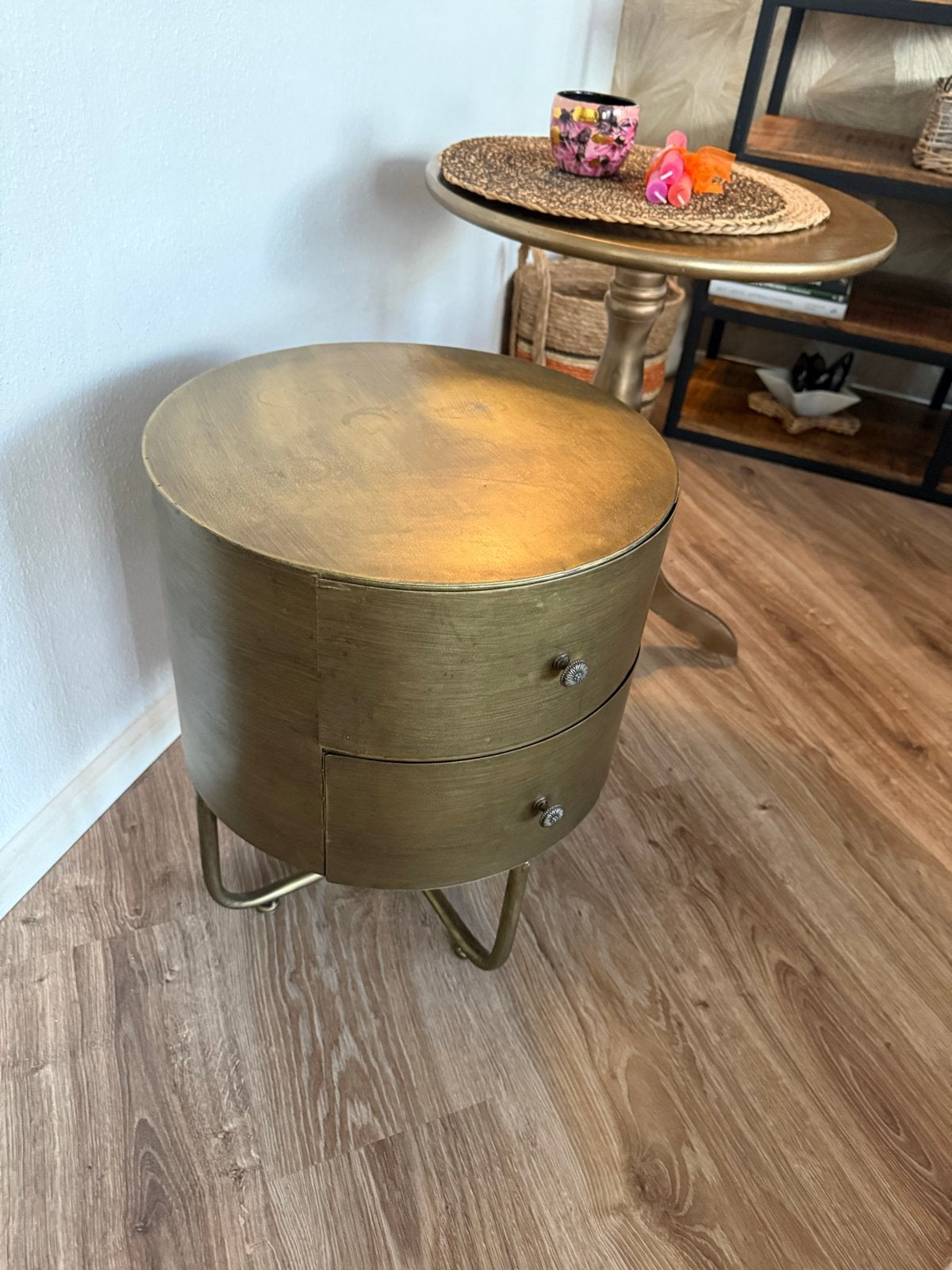 Wooods Glossy rond bijzettafel in antiek messing look, Minder dan 55 cm, Gebruikt, Metaal of Aluminium, Rond