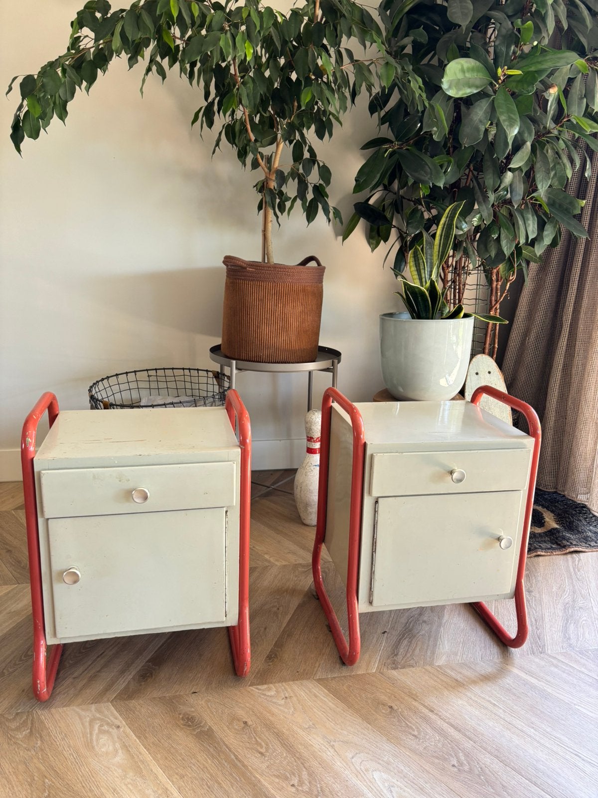 Jaren 50 - 60 retro nachtkastjes, Ophalen, Zo goed als nieuw, Minder dan 45 cm