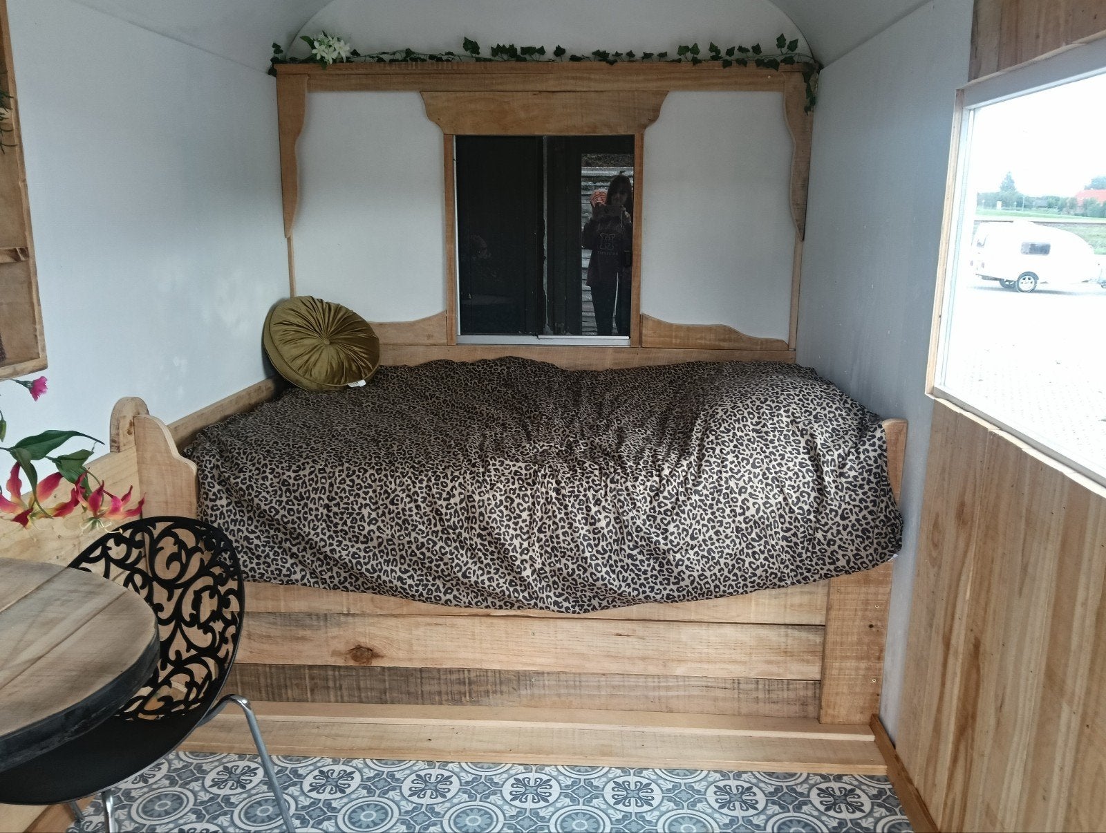 Foto 10 van Unieke Pipowagen/Tiny House met veranda met heerlijk bed.