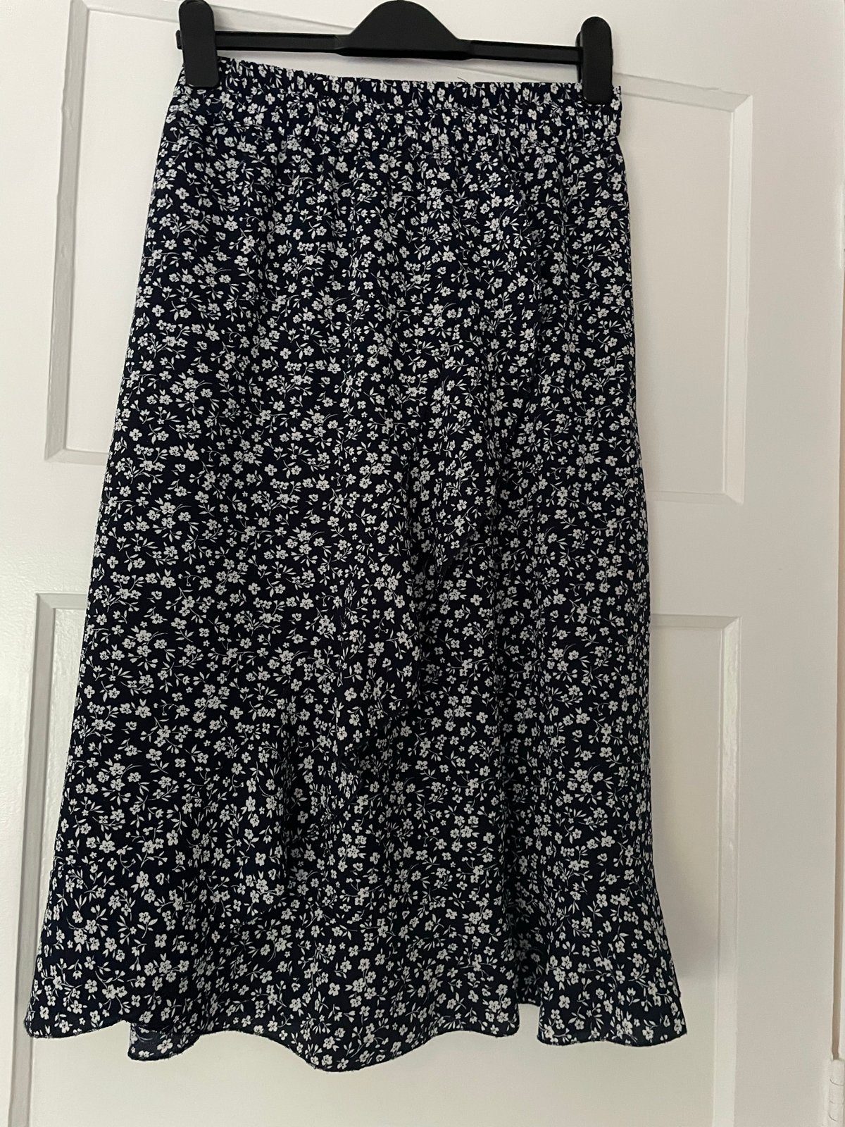 Blauwe vaste overslag  rok  met witte bloemetjes, Kleding | Dames, Rokken, Maat 38/40 (M), Blauw, Ophalen of Verzenden, Zo goed als nieuw